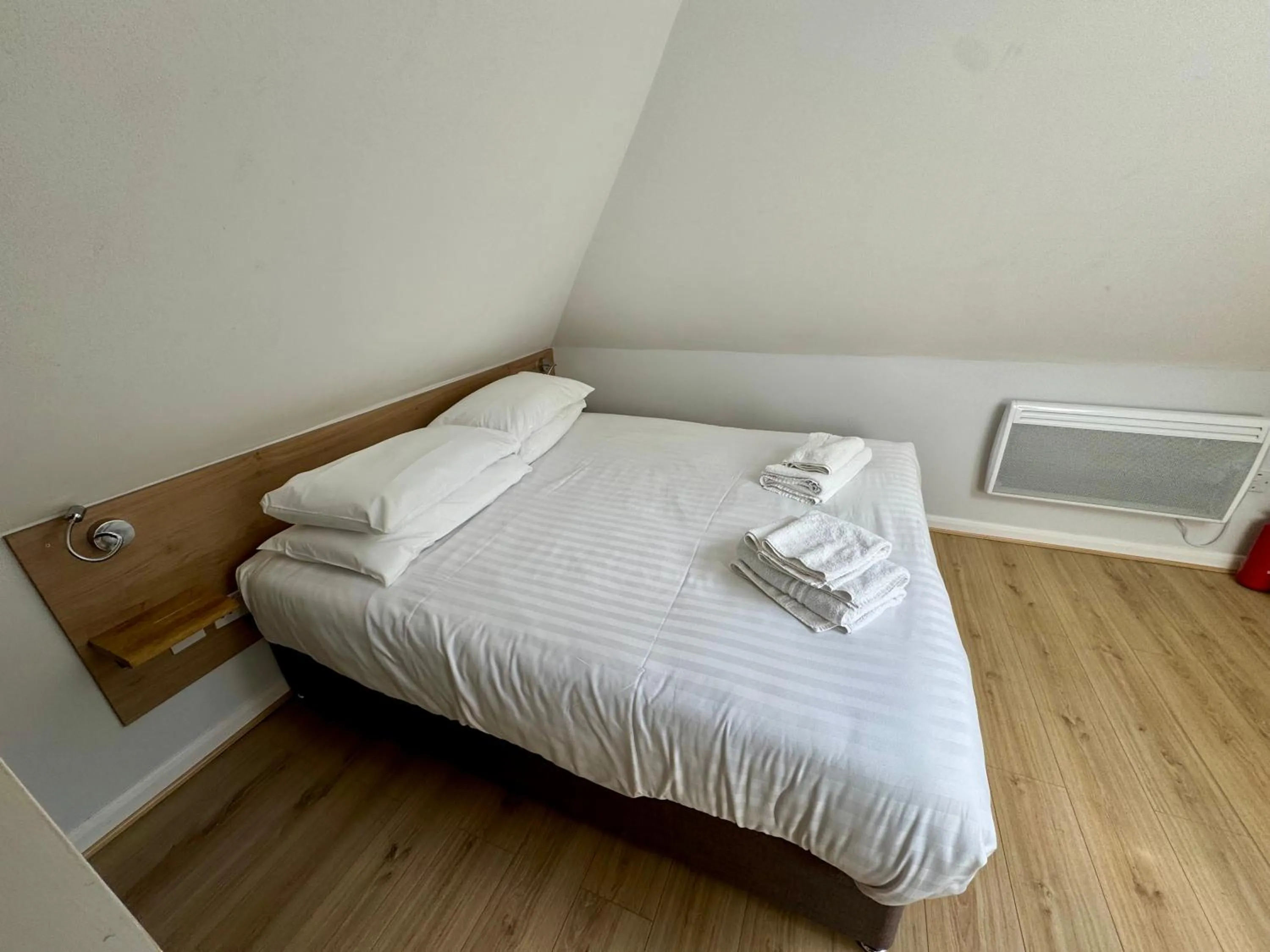 Bed in Brentwood Hotel