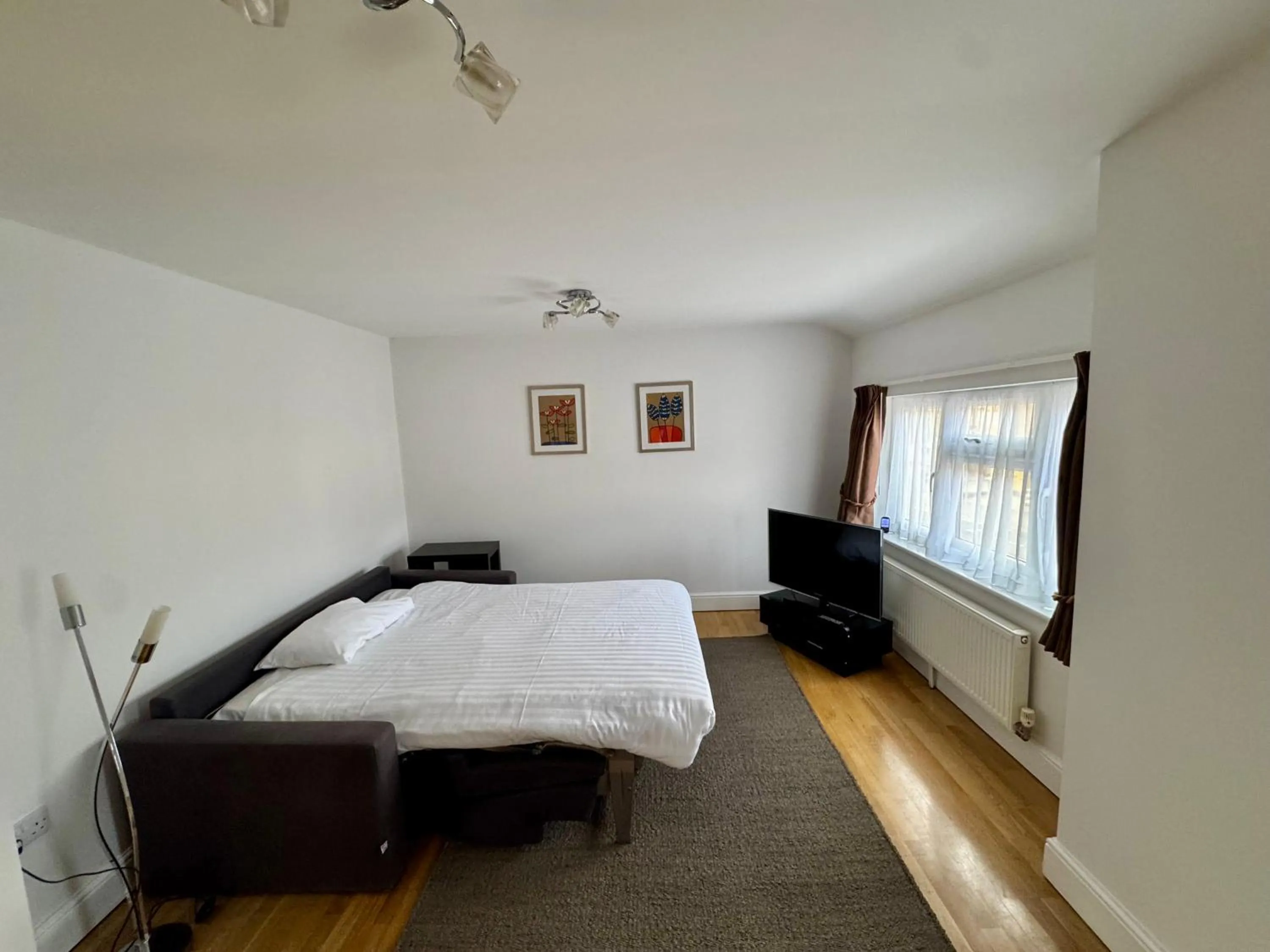 Bed in Brentwood Hotel