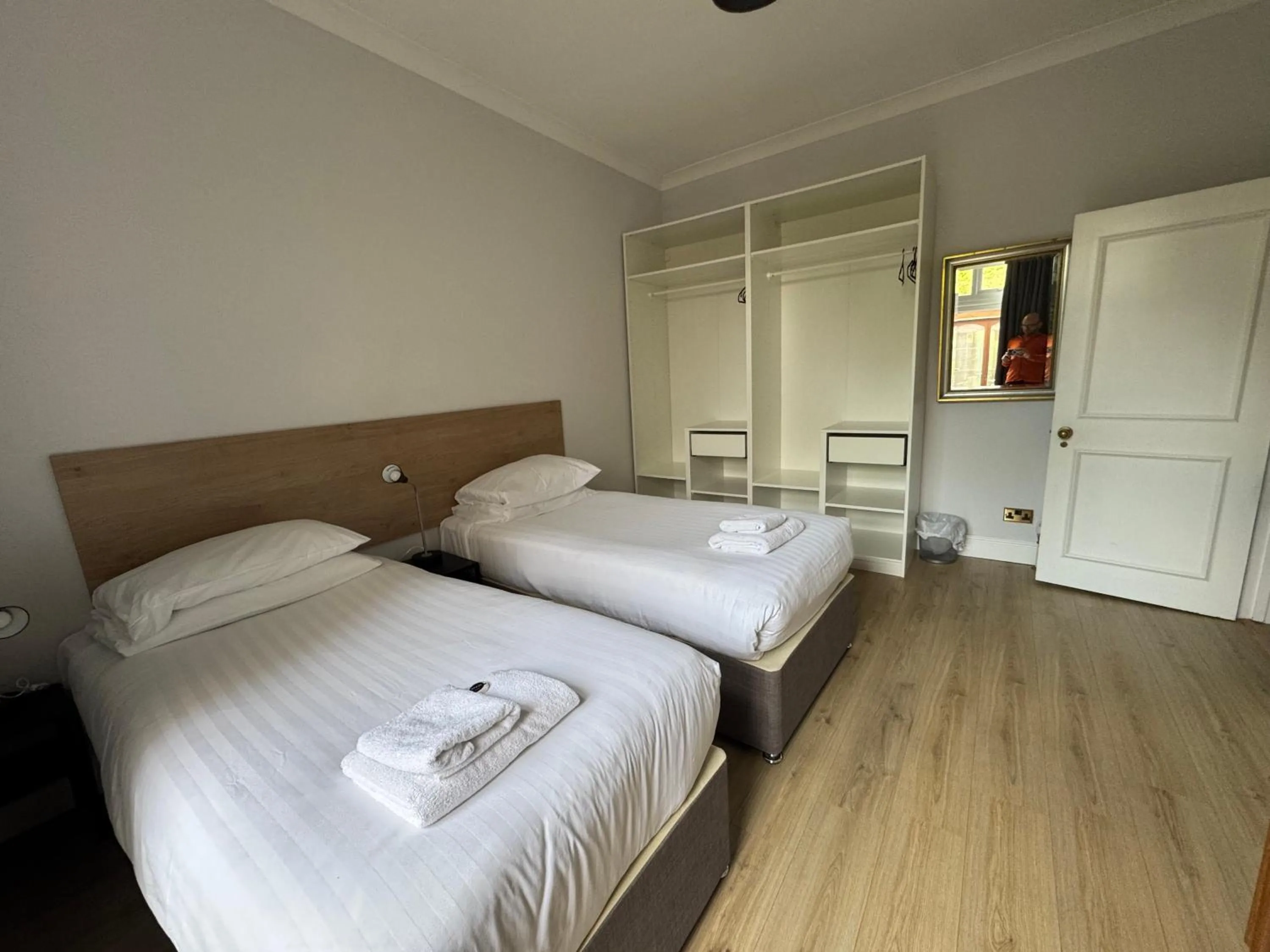 Bed in Brentwood Hotel