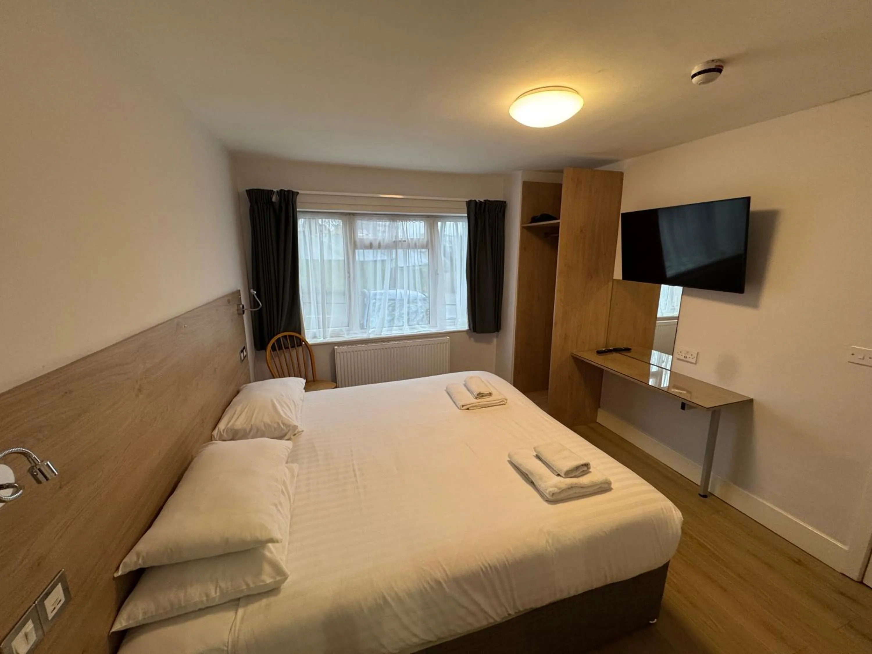 Bed in Brentwood Hotel