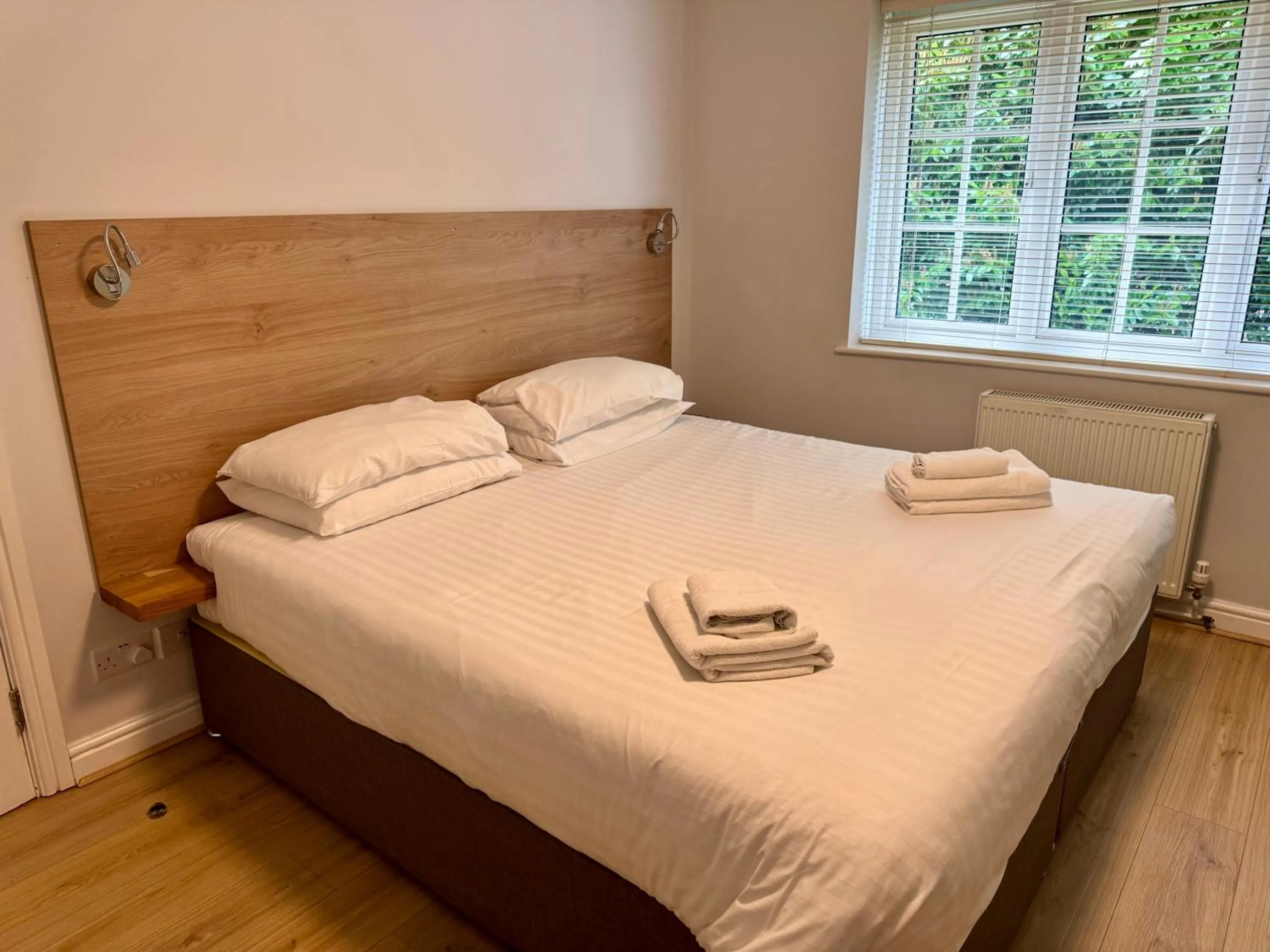 Bed in Brentwood Hotel