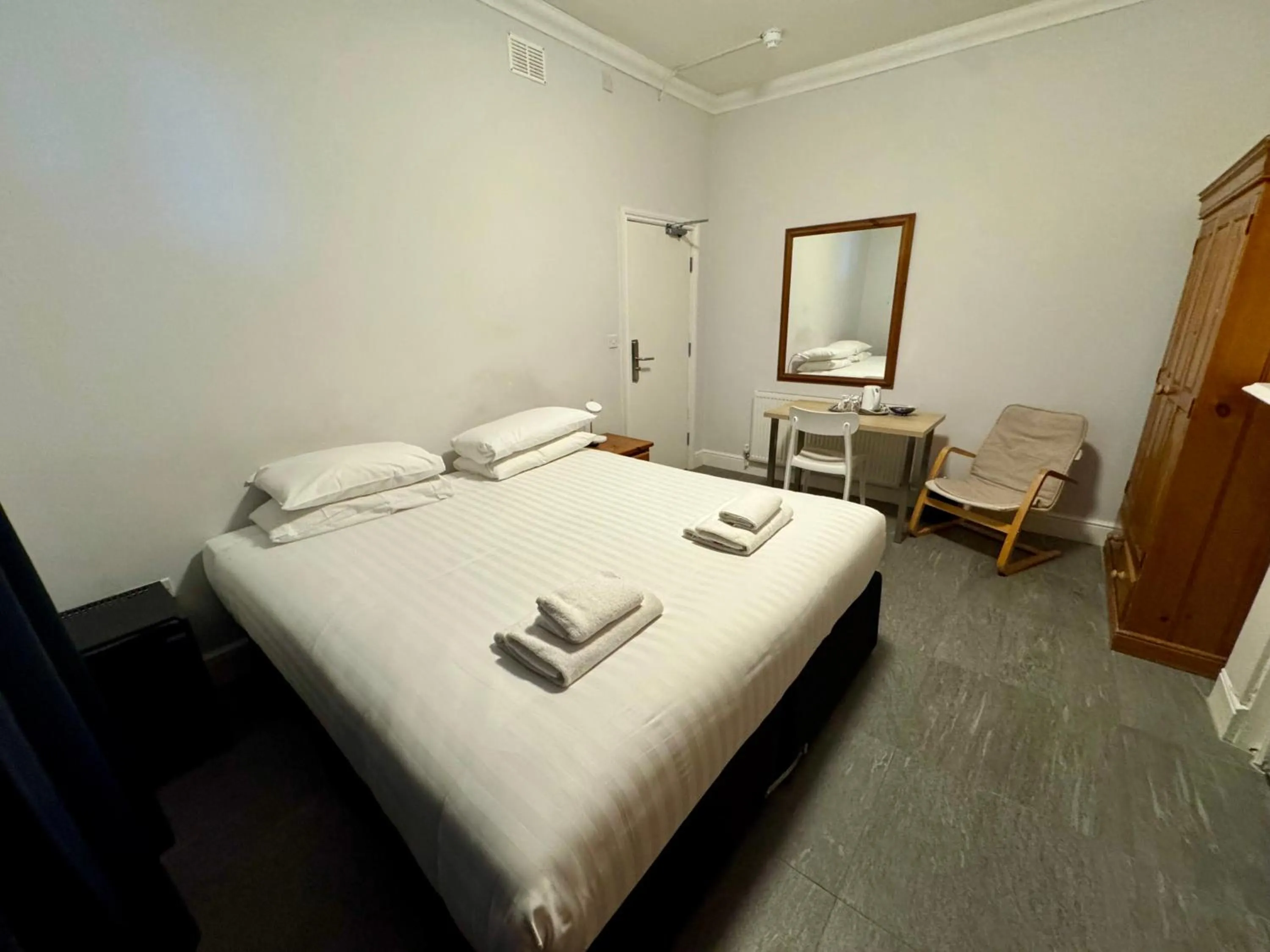 Bed in Brentwood Hotel