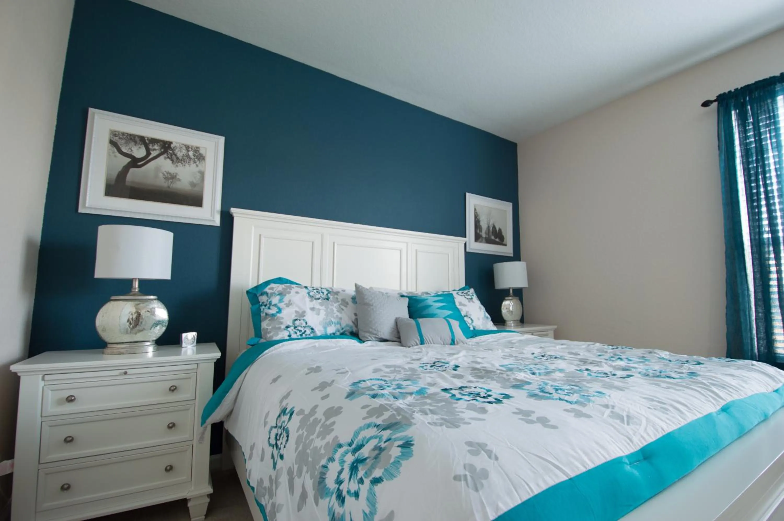 Bed in Vista Cay Inn