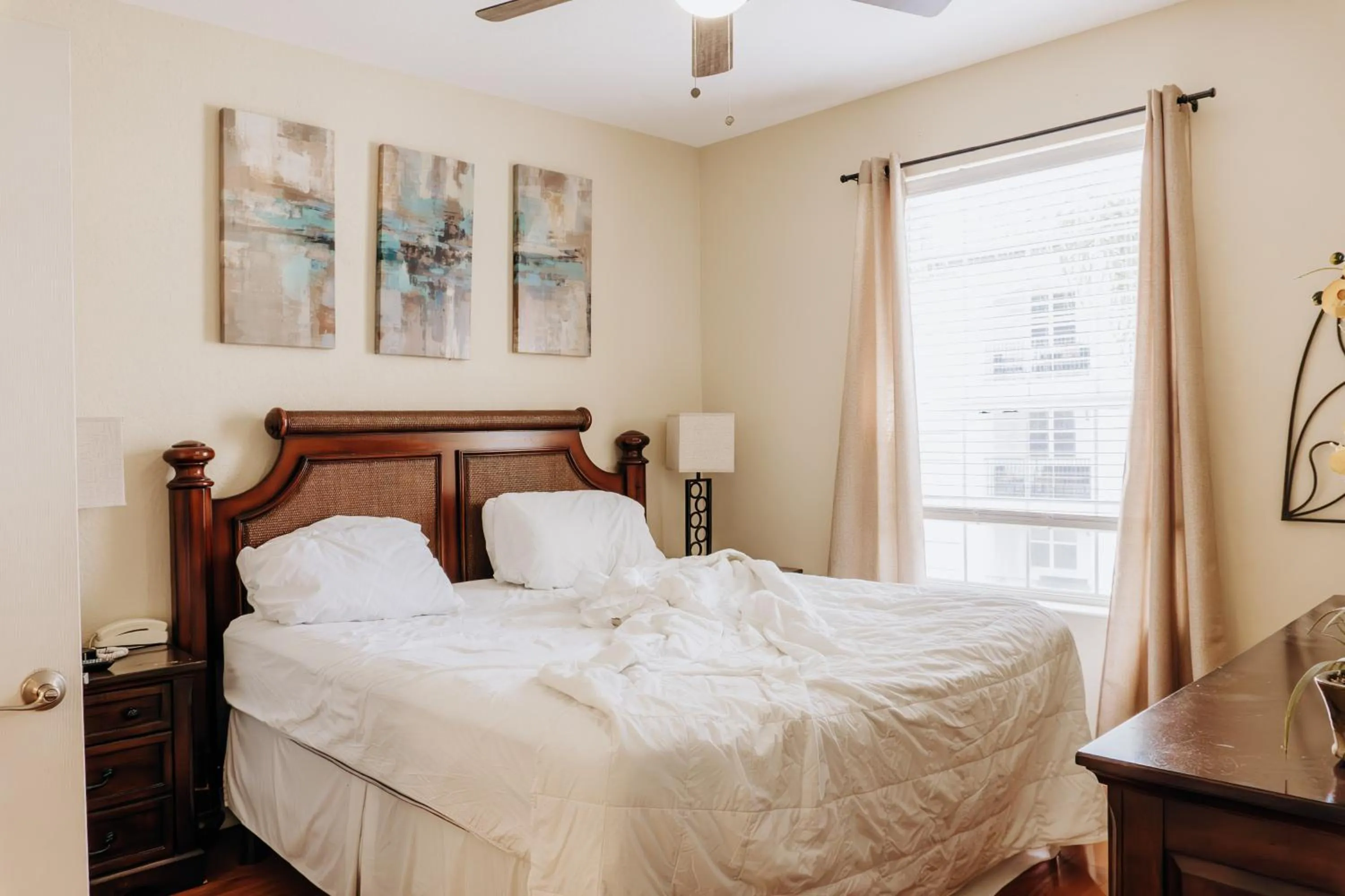 Bed in Vista Cay Inn