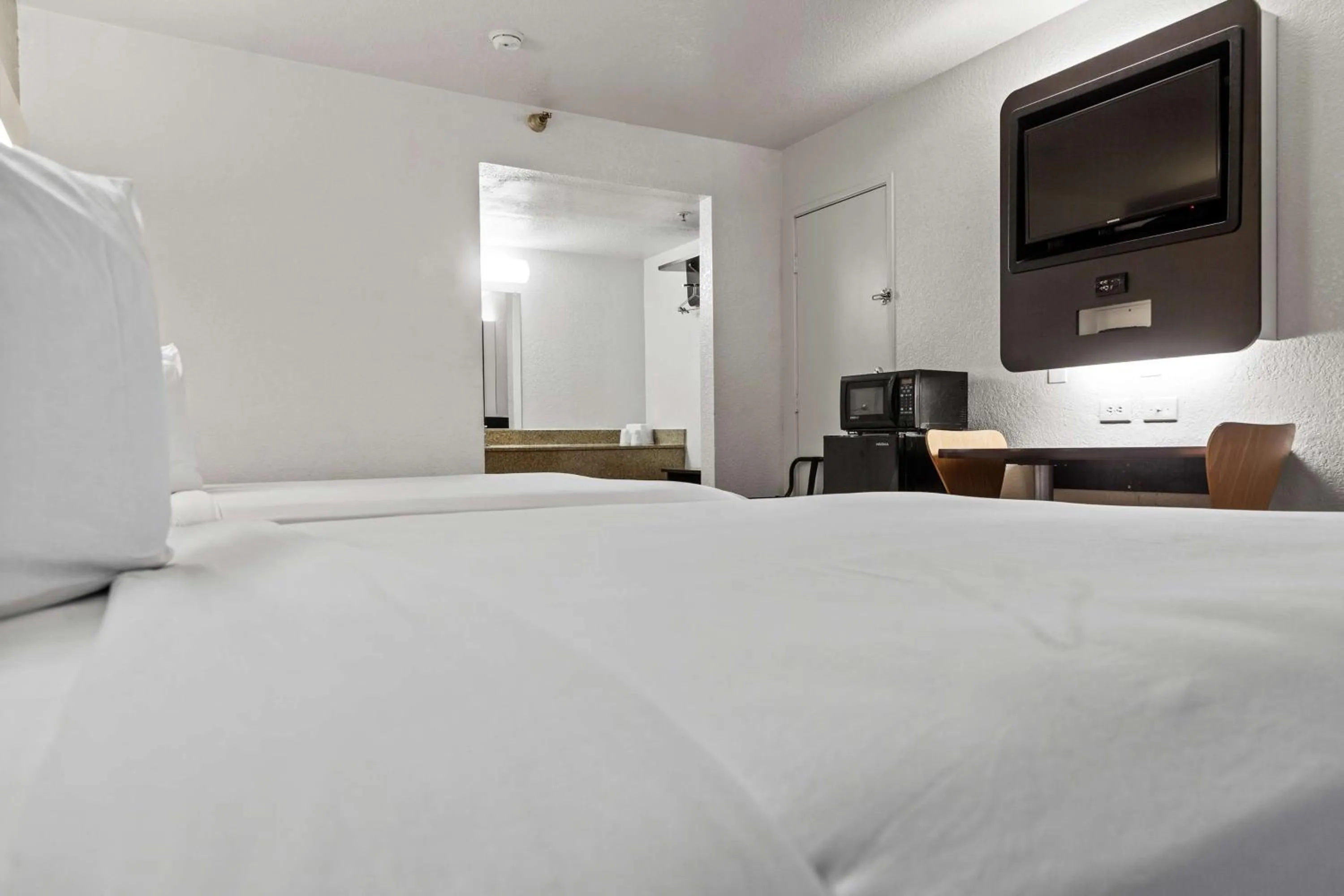 Bedroom, Bed in Motel 6-San Luis Obispo, CA - South