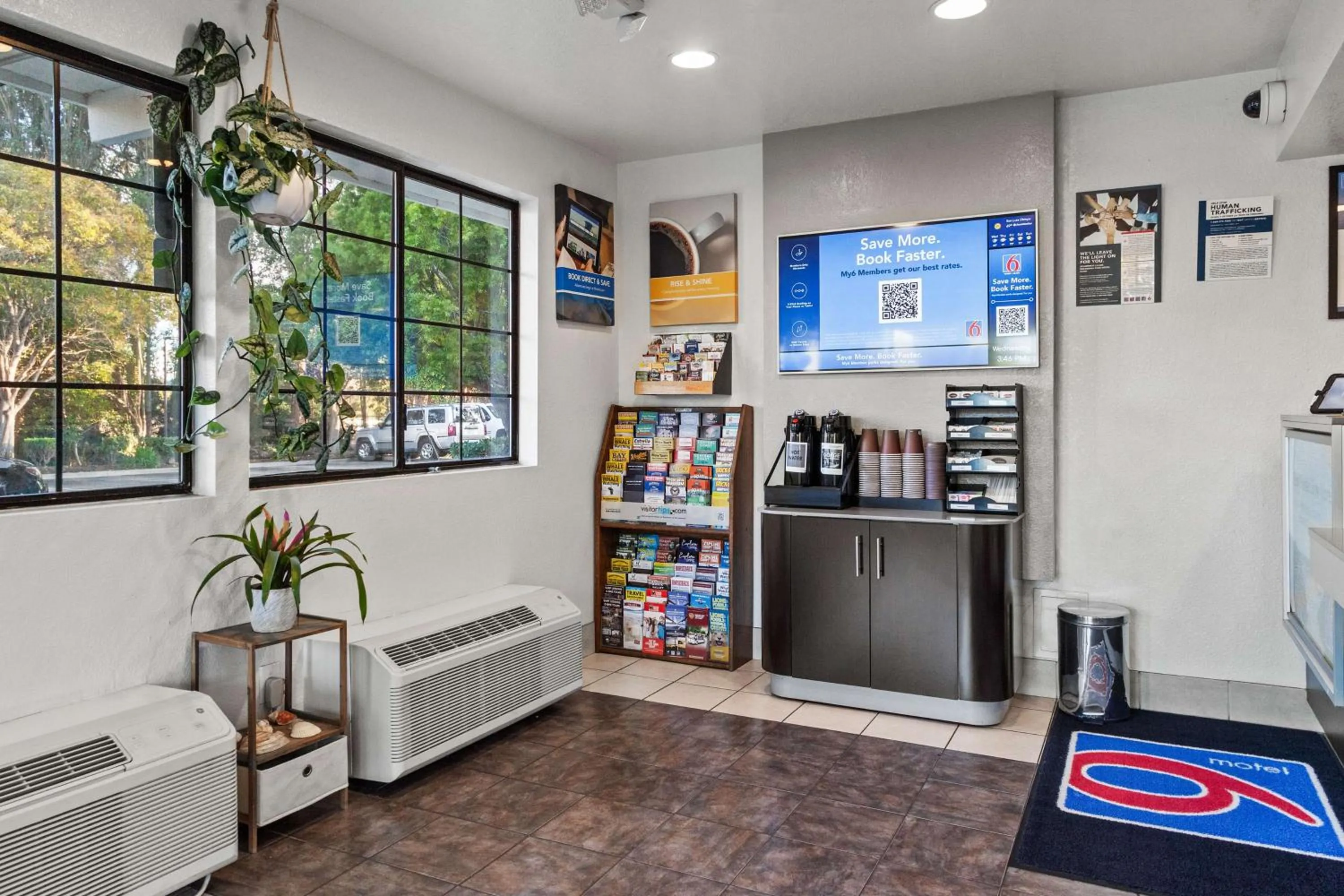 Lobby or reception in Motel 6-San Luis Obispo, CA - South