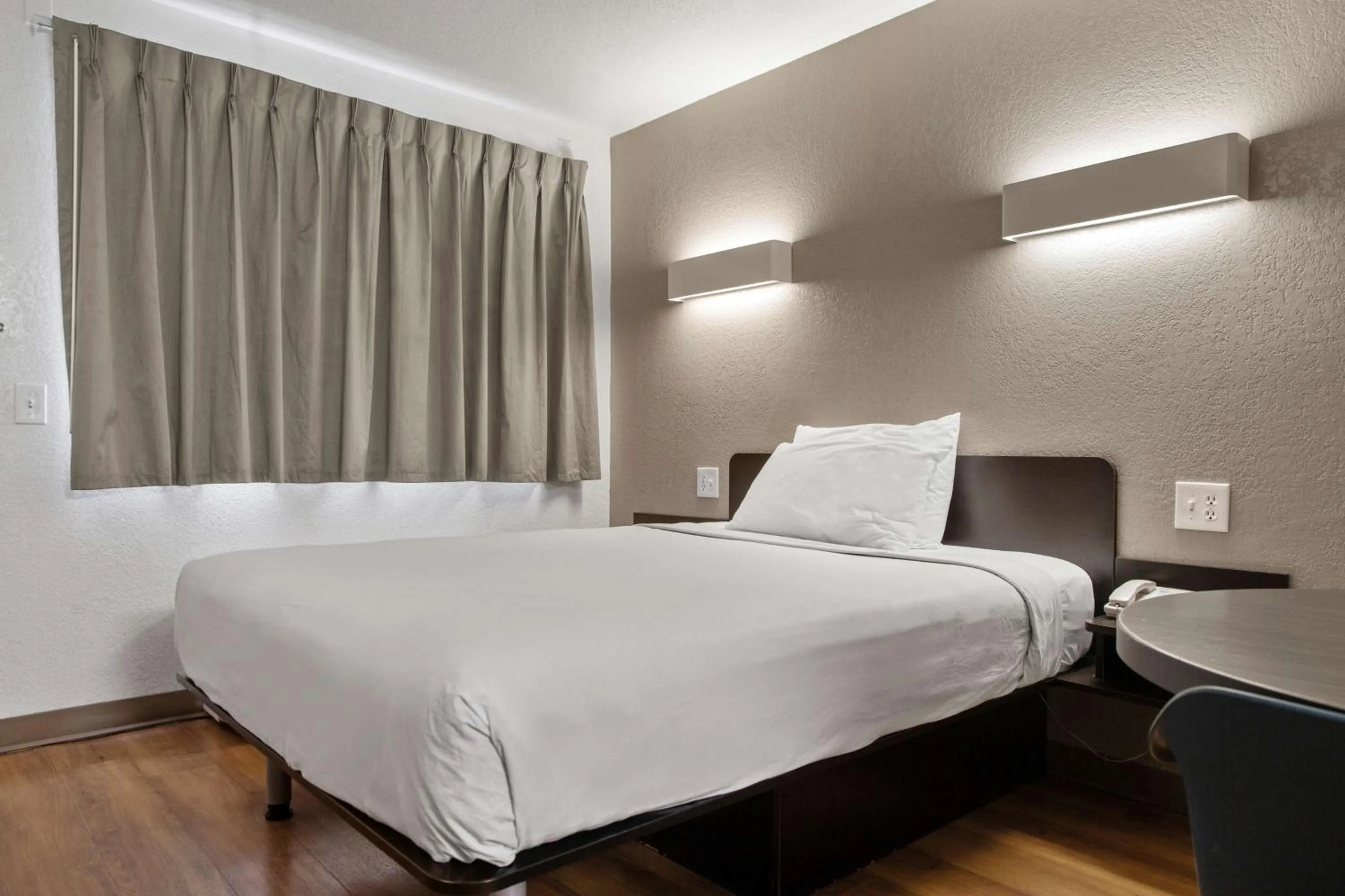 Bedroom, Bed in Motel 6-San Luis Obispo, CA - South