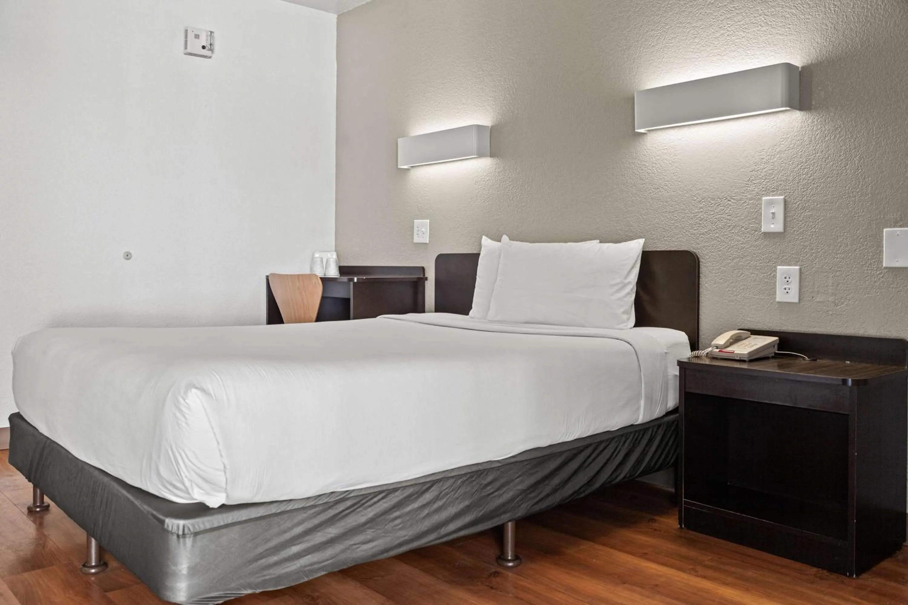 Bedroom, Bed in Motel 6-San Luis Obispo, CA - South