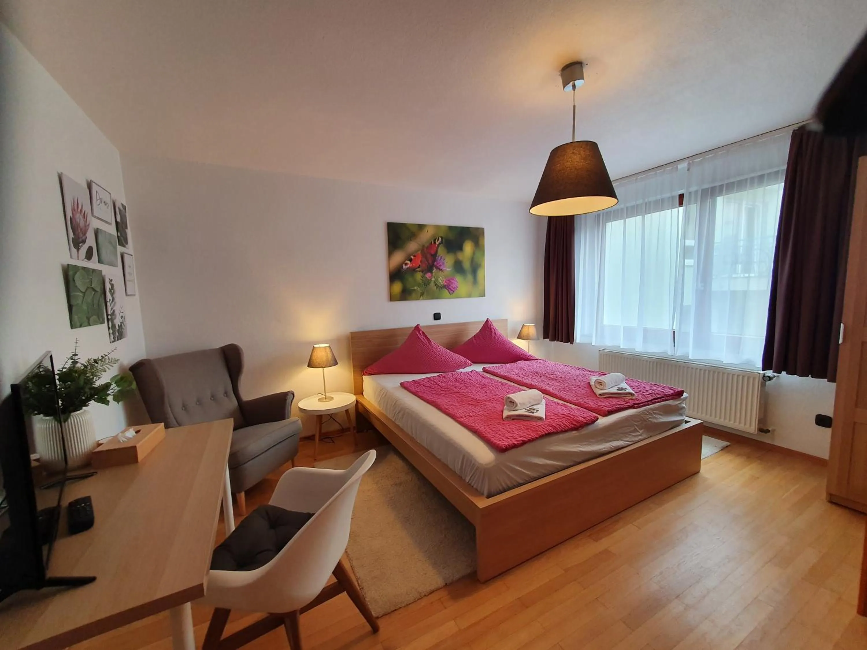 Guests, Bed in Grüner Baum