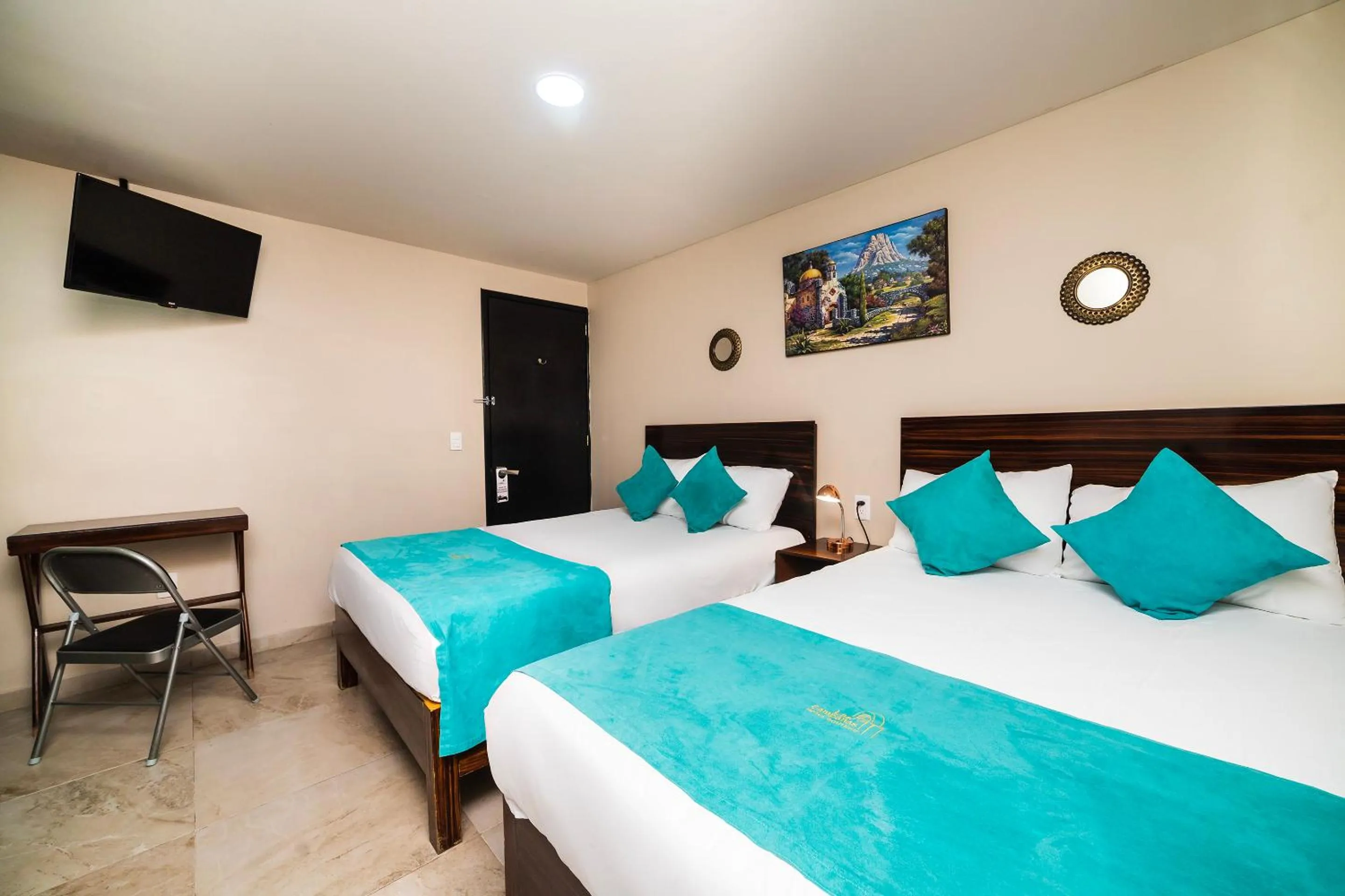 Shower, Bed in Hotel Boutique Las Campanas