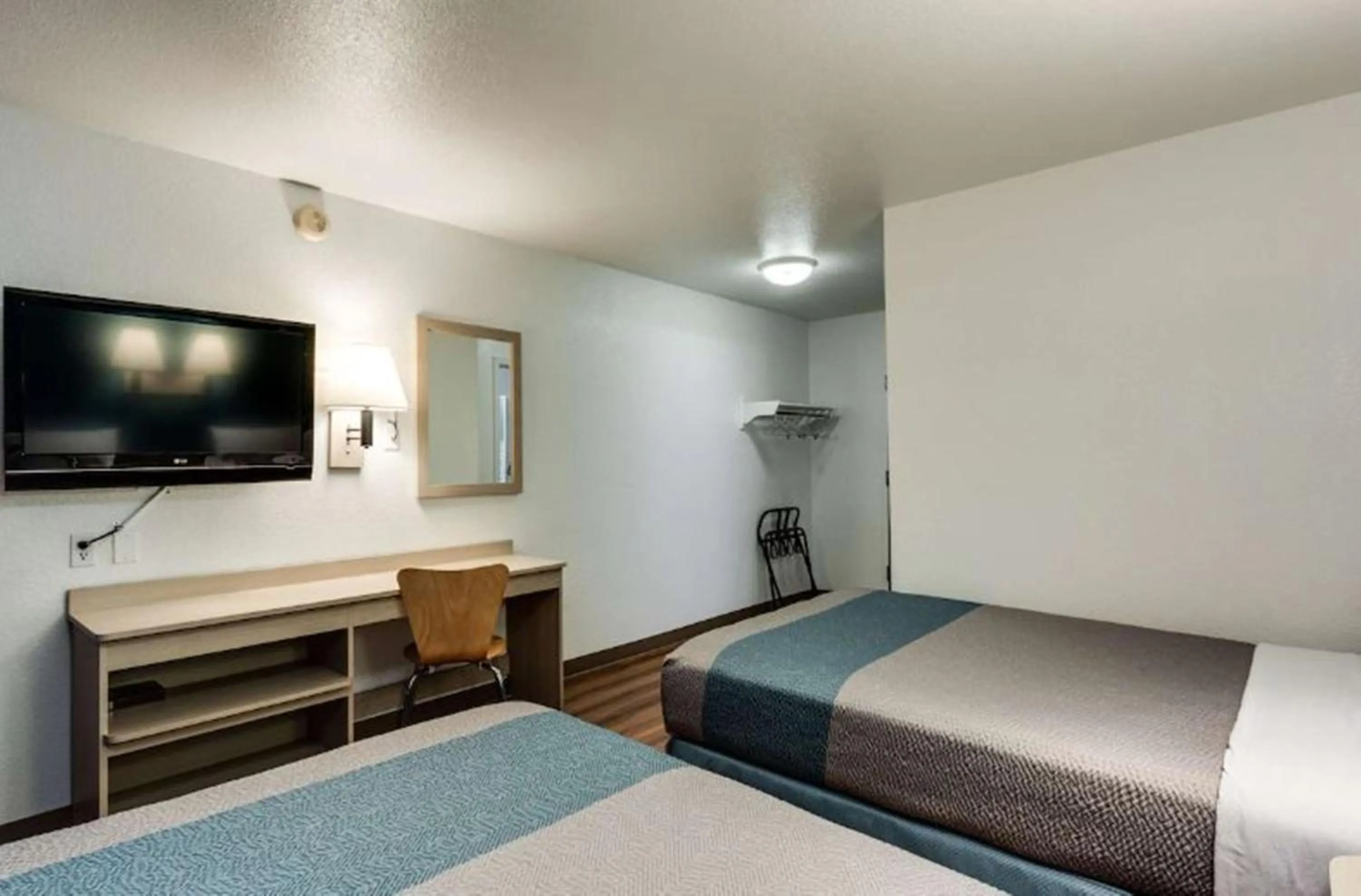 TV and multimedia, Bed in Motel 6-Spokane, WA - West