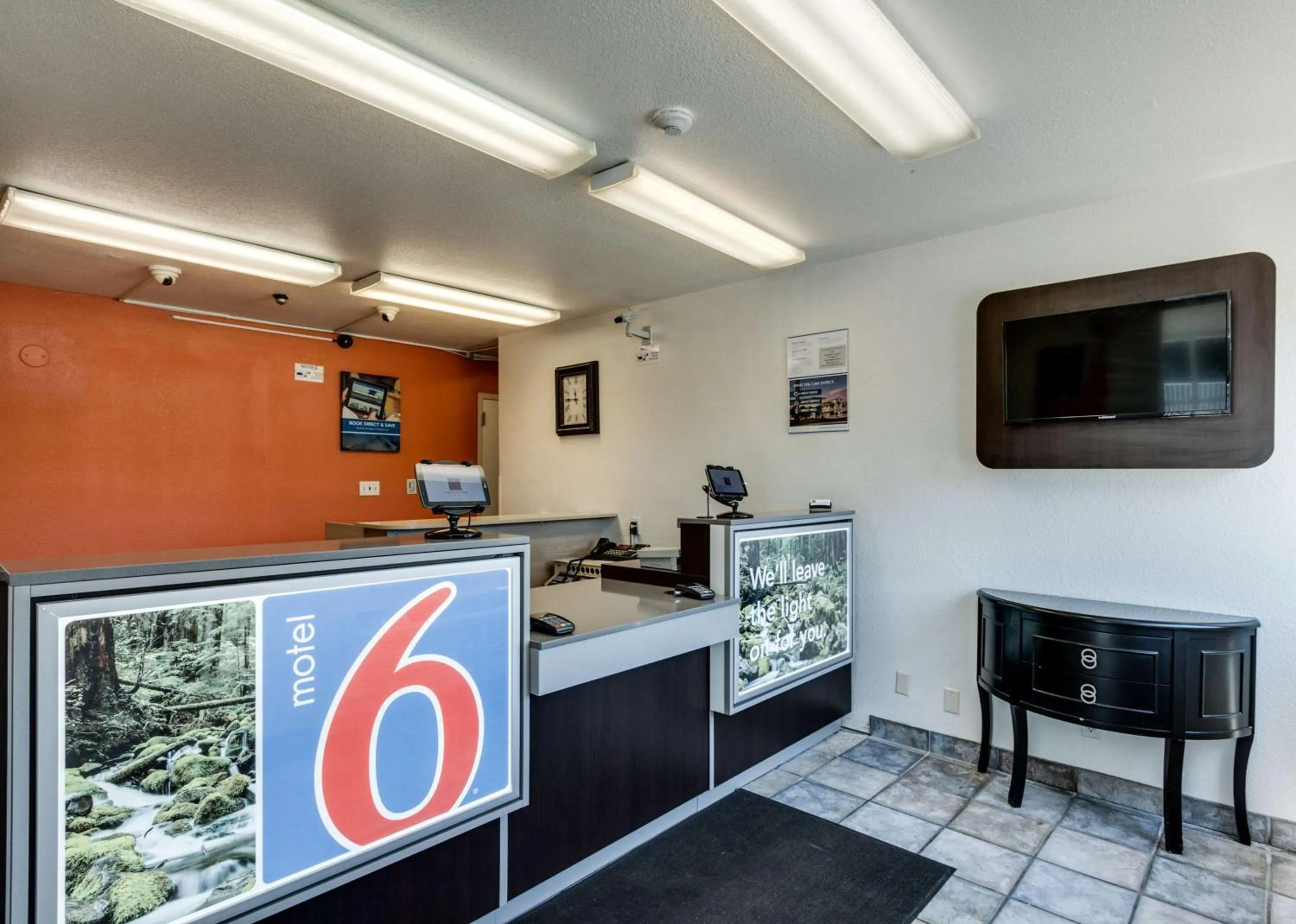 TV and multimedia in Motel 6-Spokane, WA - West