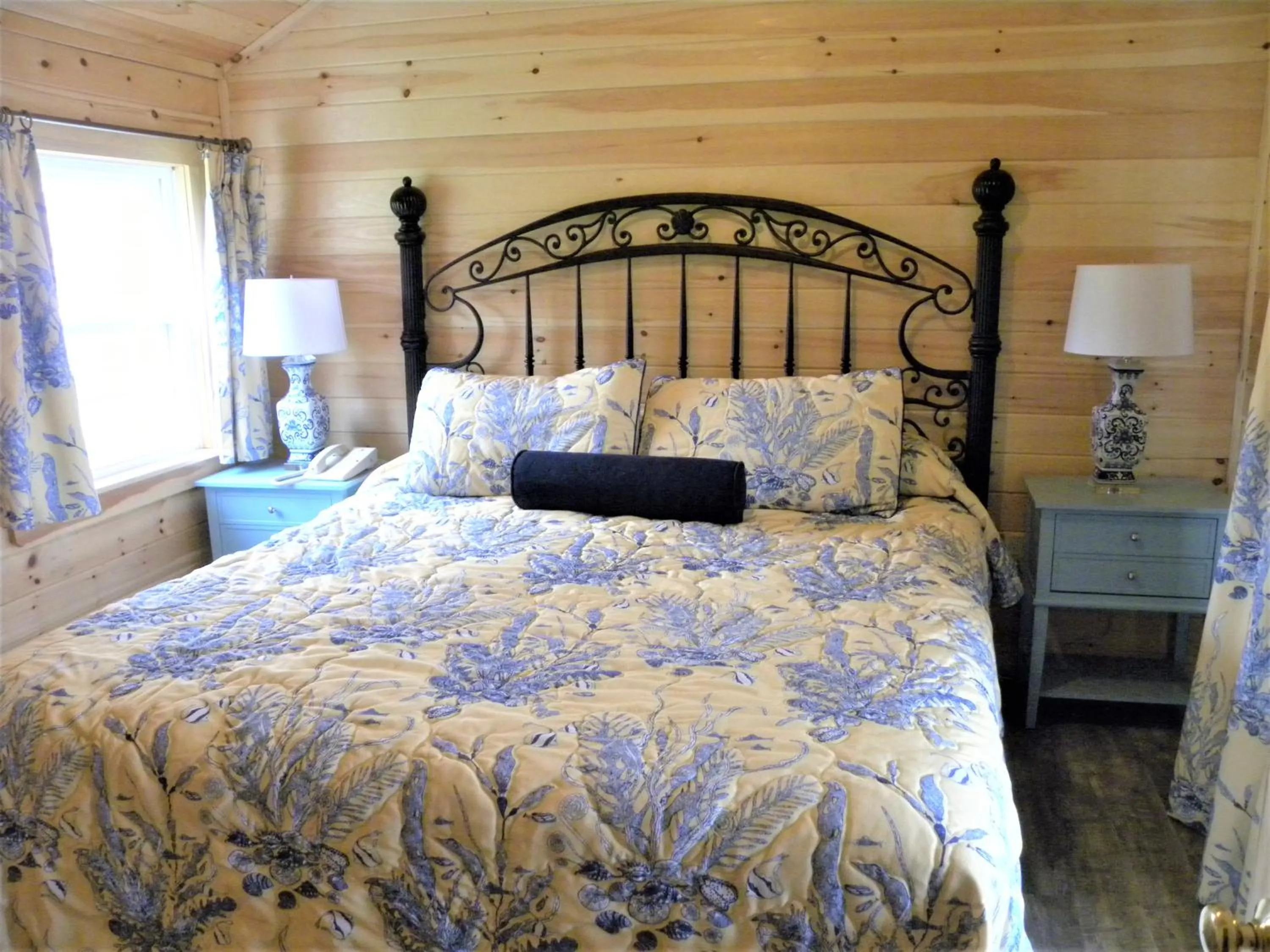 Bedroom, Bed in Colonial Gables Oceanfront Village