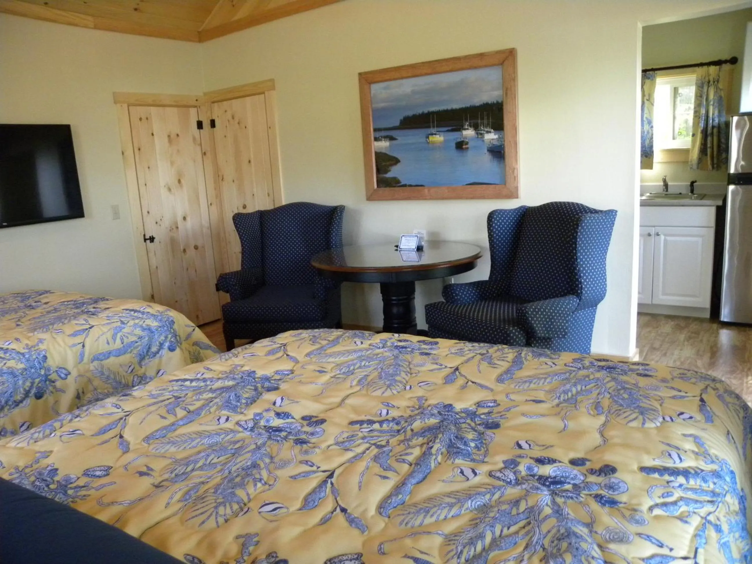 Photo of the whole room, Bed in Colonial Gables Oceanfront Village