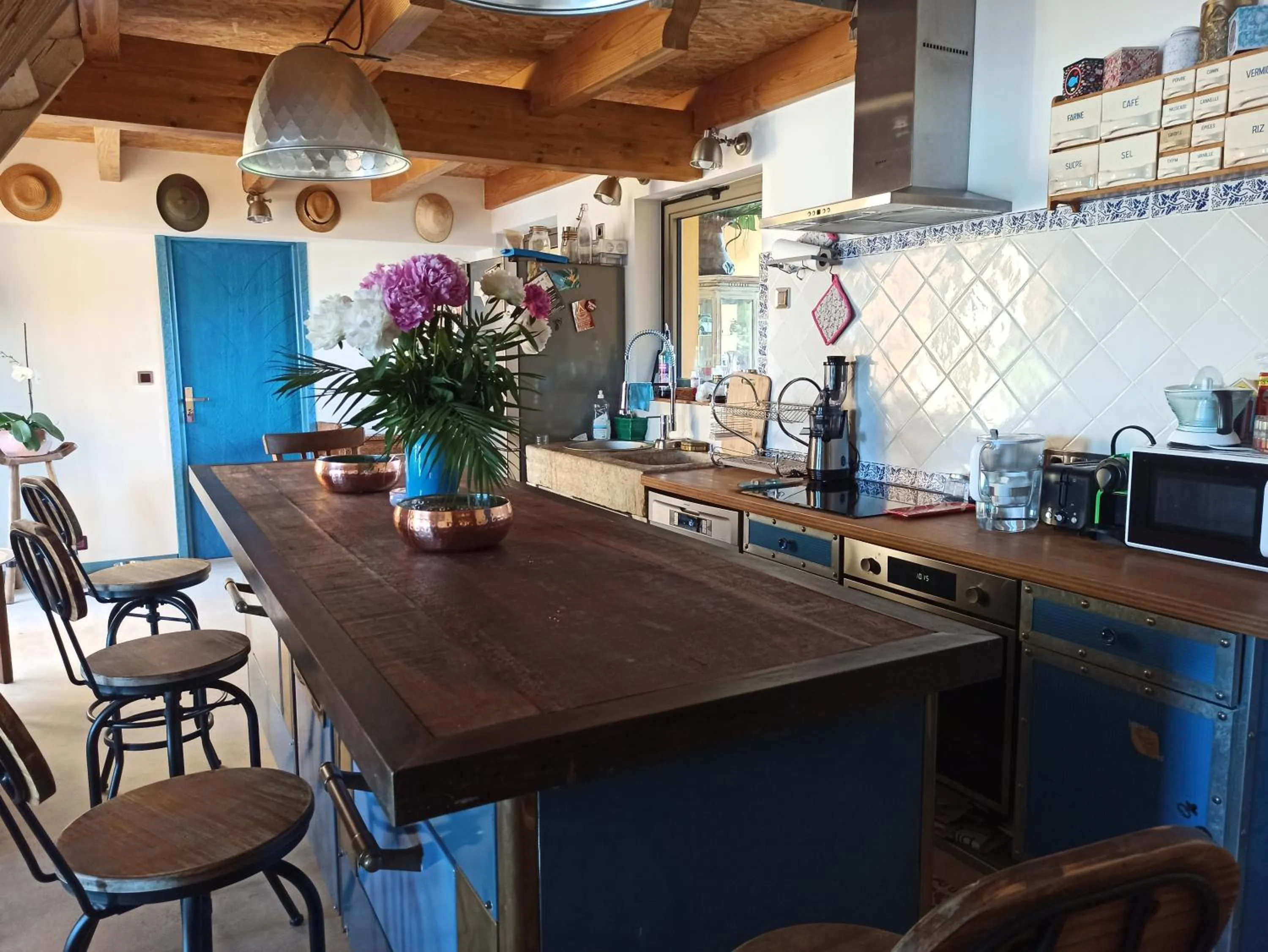 Communal kitchen in Ô Rêves Ailleurs