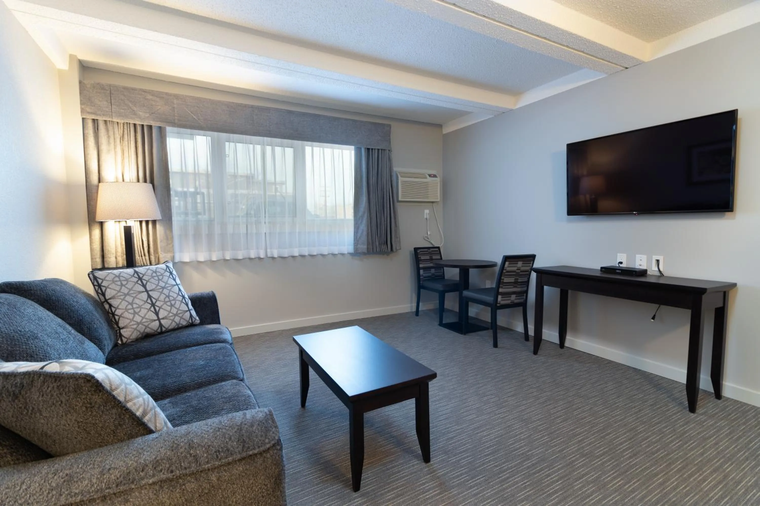 Living room in BCM Inns Fort McMurray - Downtown