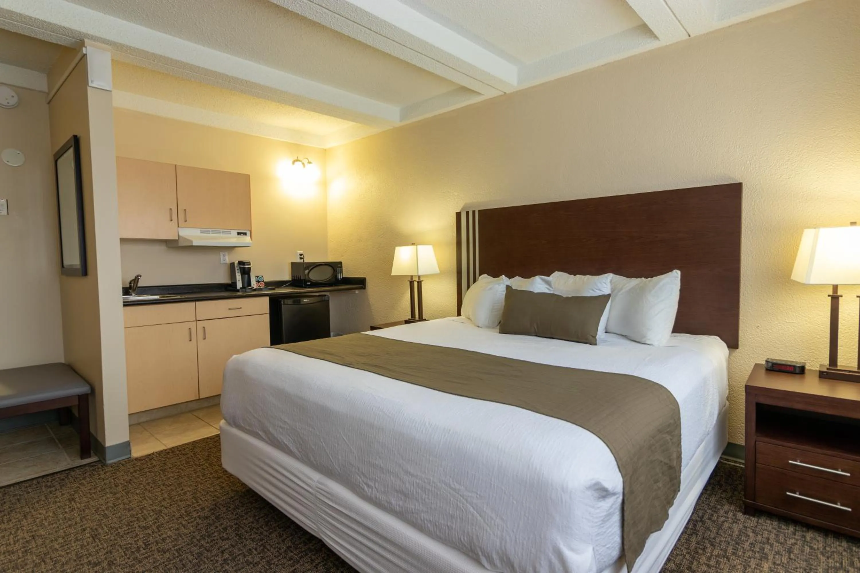 Bedroom, Bed in BCM Inns Fort McMurray - Downtown