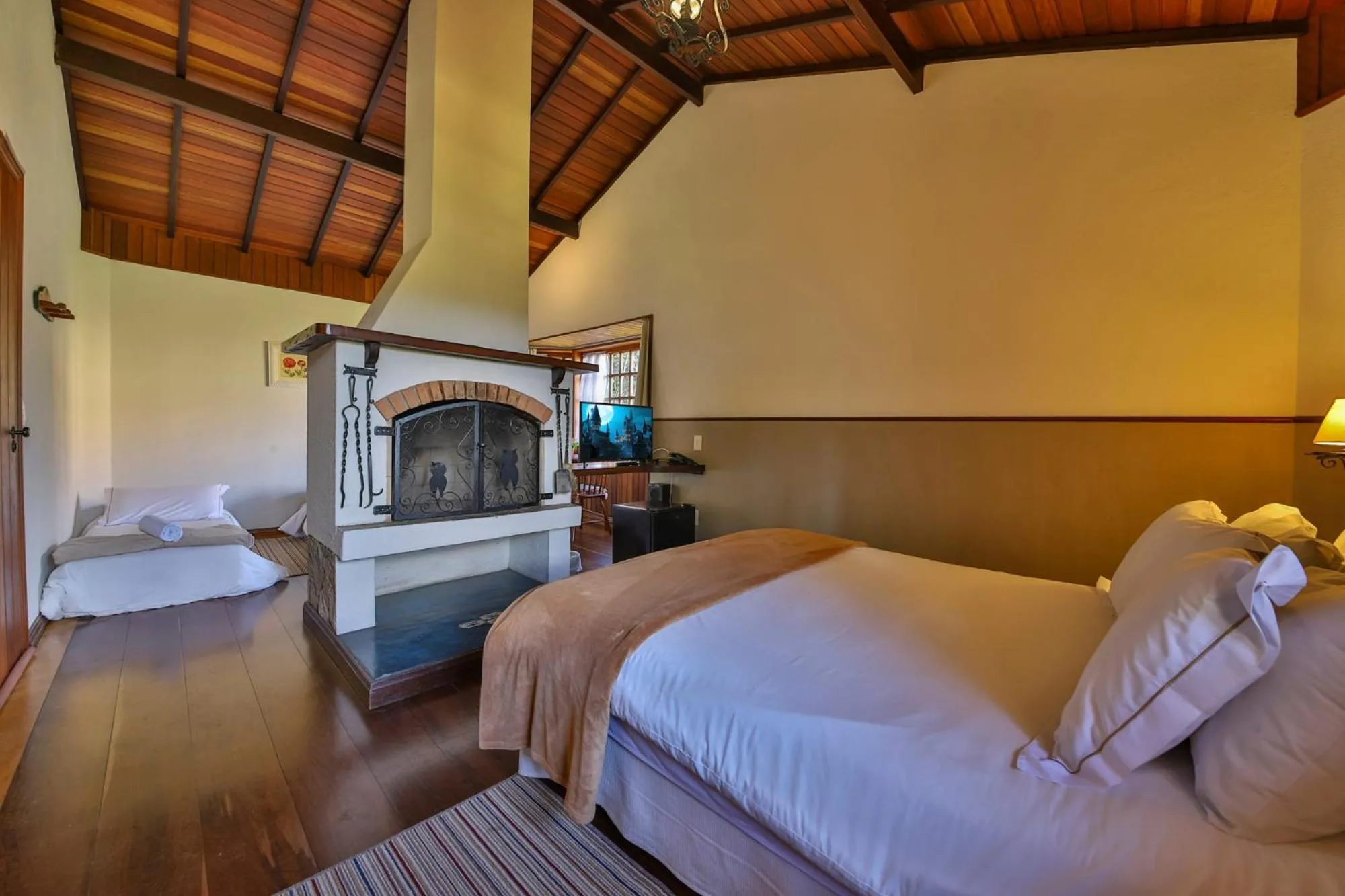 Photo of the whole room, Bed in Esquilo Hotel