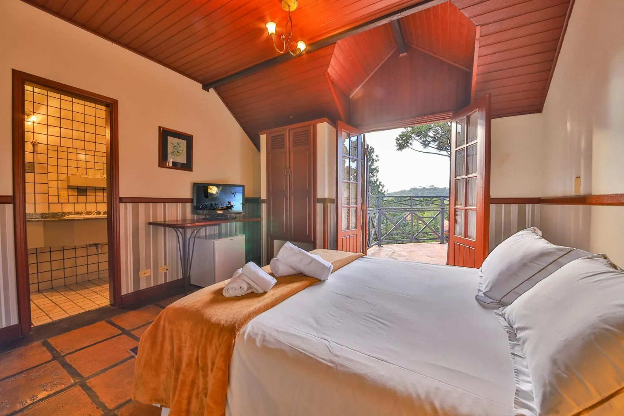 Photo of the whole room, Bed in Esquilo Hotel