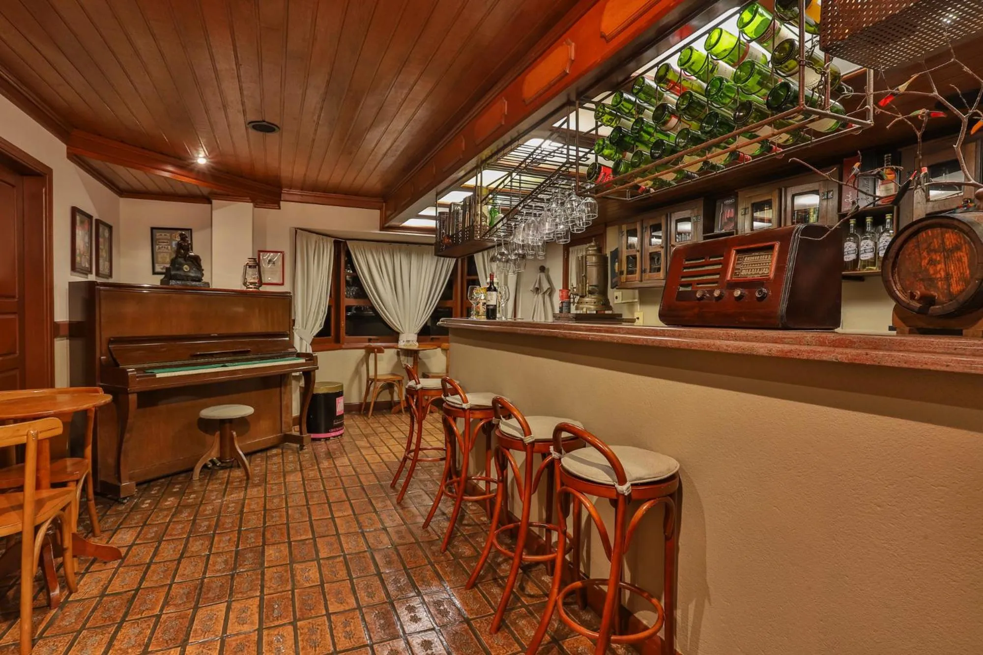 Lounge or bar in Esquilo Hotel