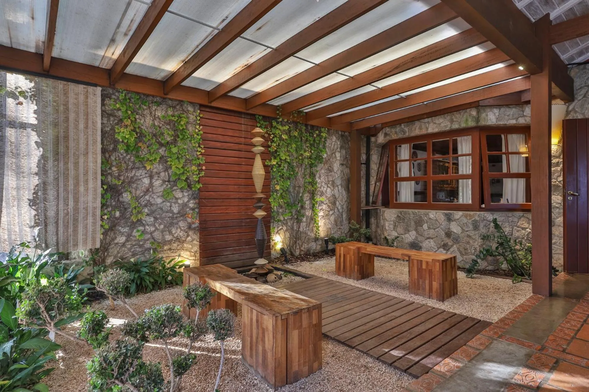 Restaurant/places to eat in Esquilo Hotel