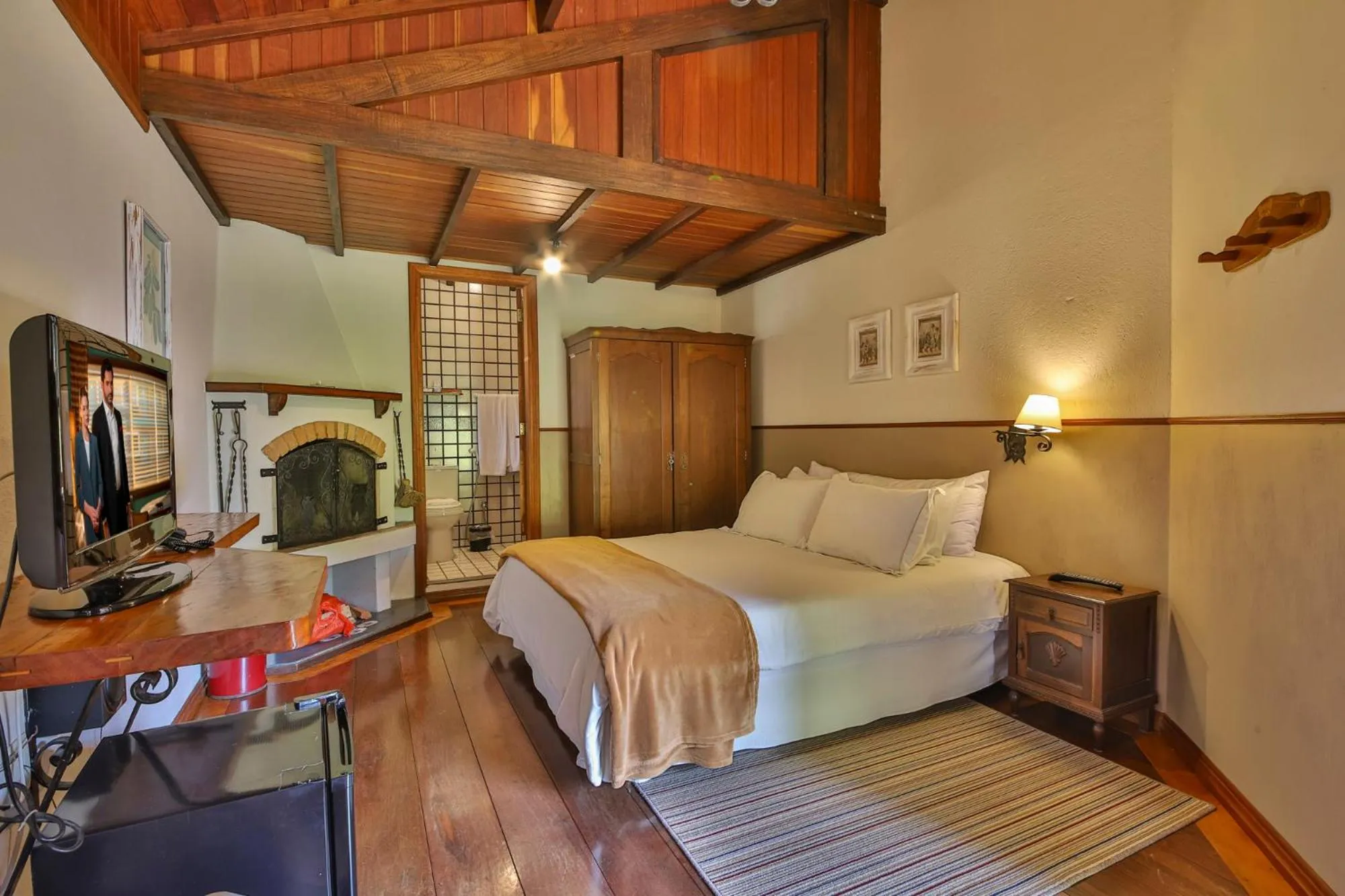 Photo of the whole room, Bed in Esquilo Hotel