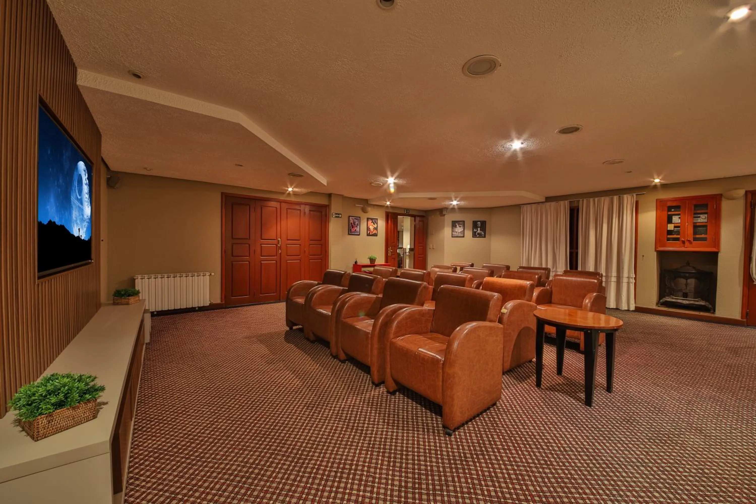 Communal lounge/ TV room in Esquilo Hotel