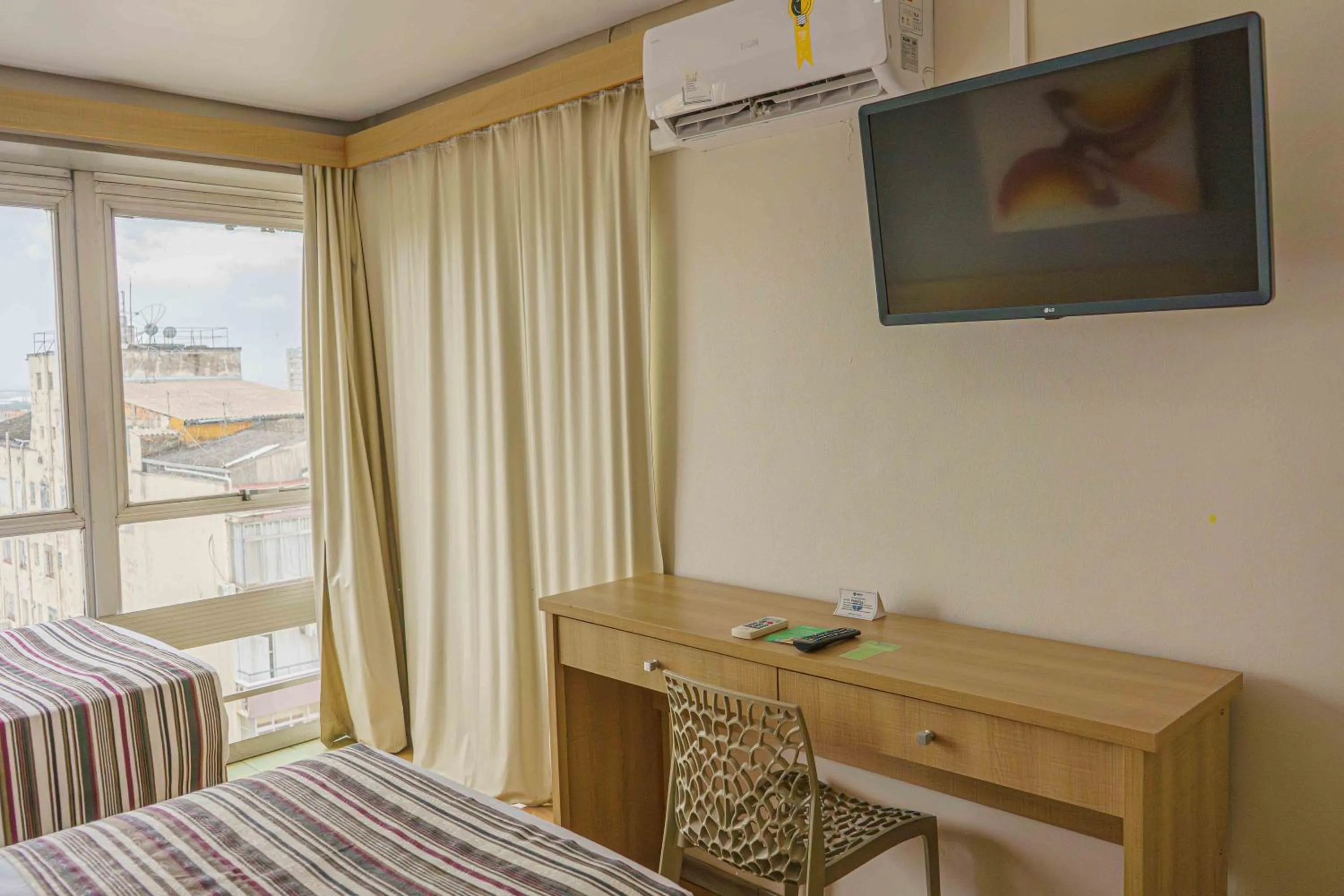 Photo of the whole room, Bed in Hotel Dan Inn Express Porto Alegre by Nacional Inn -Próximo à Arena do Grêmio, Parque Harmonia e Réveillon na Orla do Guaíba