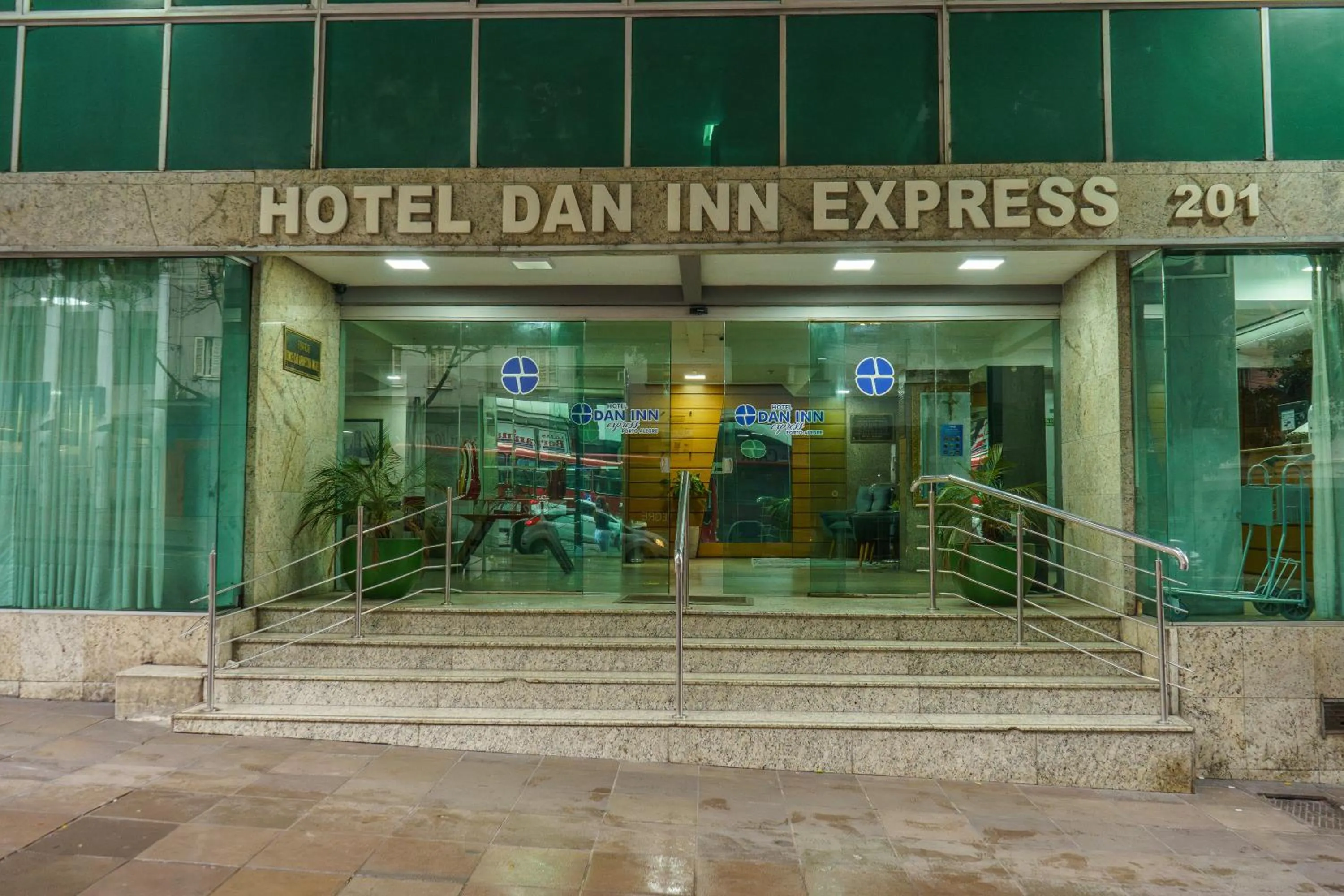 Facade/entrance in Hotel Dan Inn Express Porto Alegre by Nacional Inn -Próximo à Arena do Grêmio, Parque Harmonia e Réveillon na Orla do Guaíba