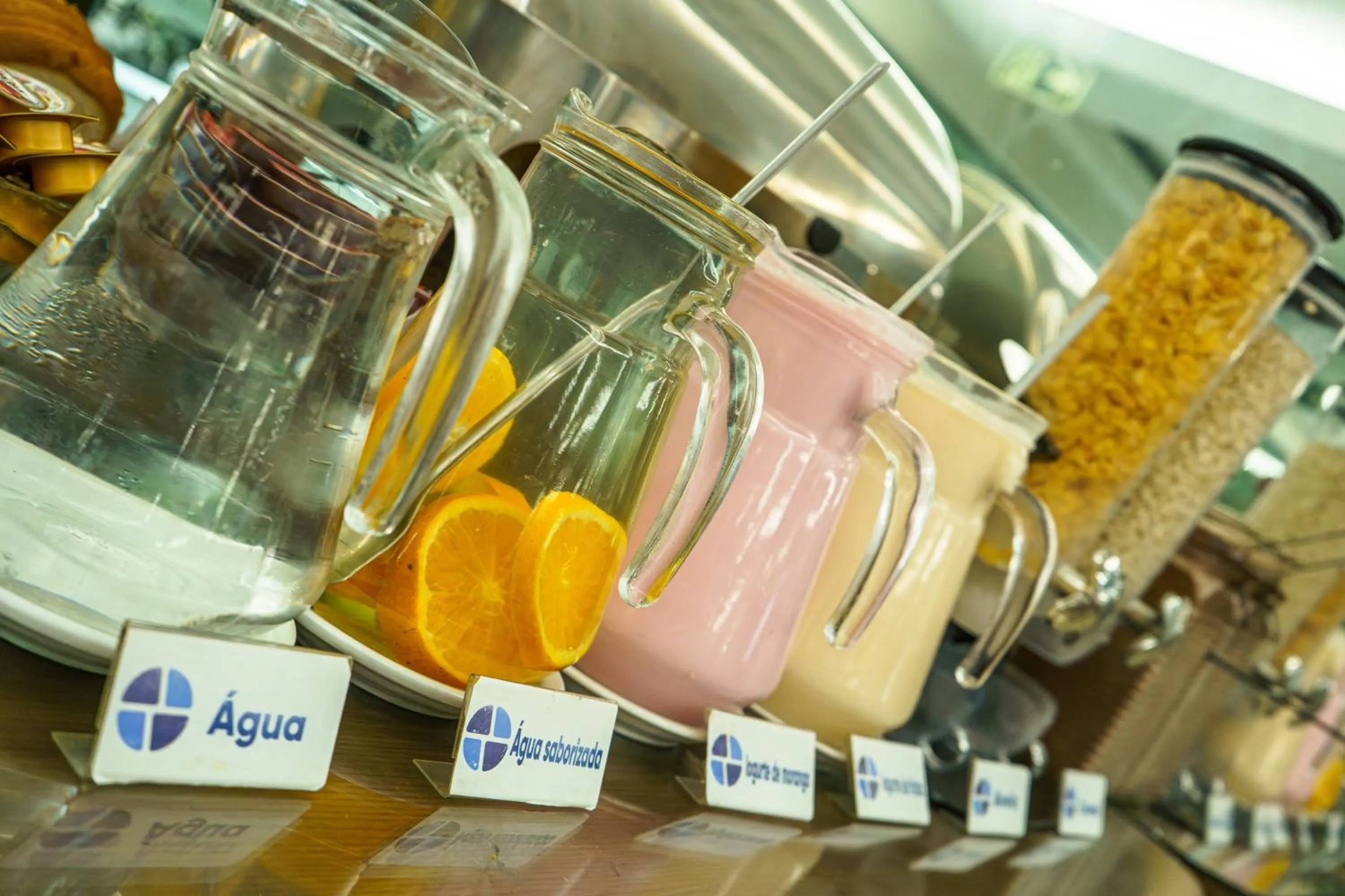 Buffet breakfast in Hotel Dan Inn Express Porto Alegre by Nacional Inn -Próximo à Arena do Grêmio, Parque Harmonia e Réveillon na Orla do Guaíba