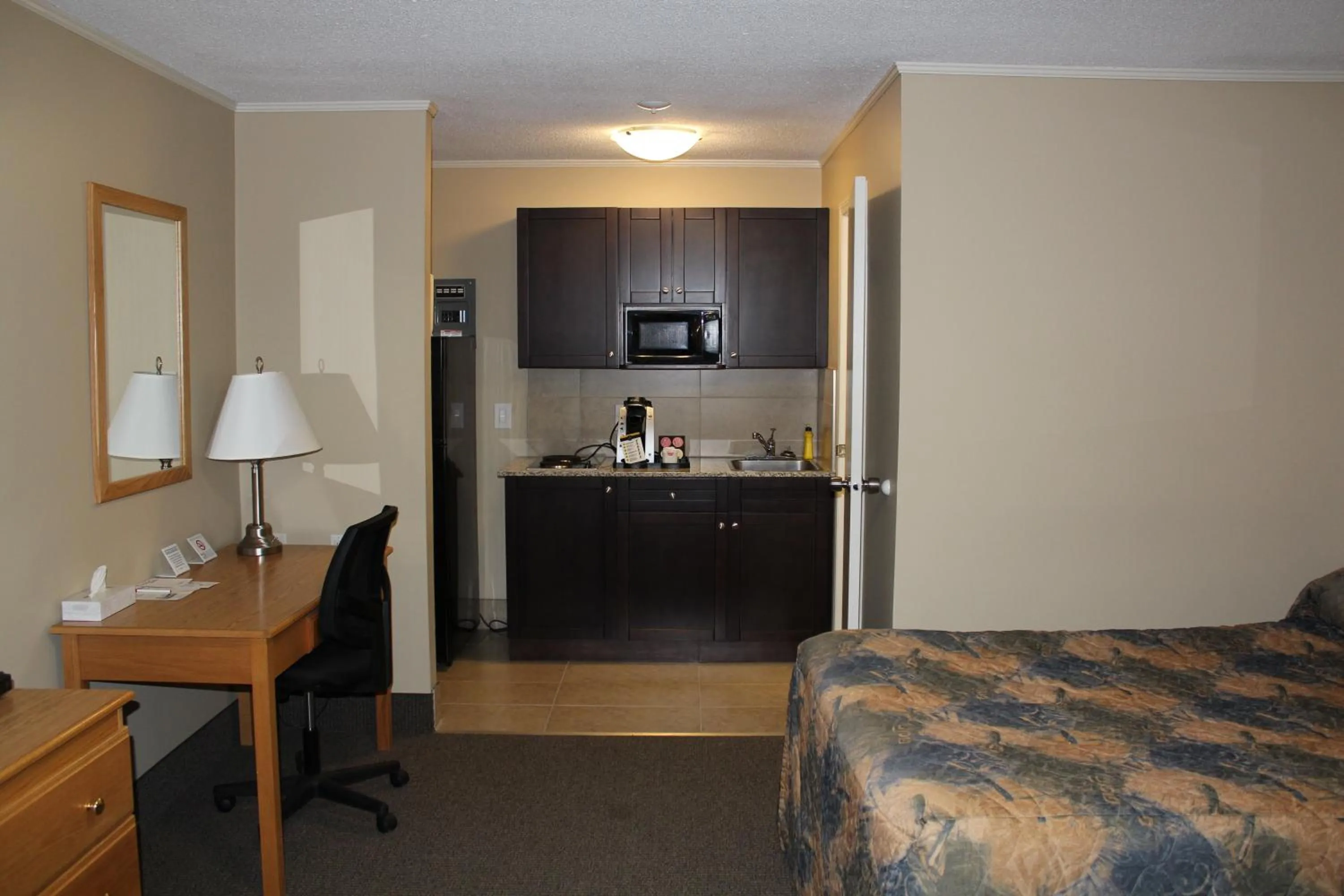 Kitchen or kitchenette, Bed in Best Maple Inn - Drayton Valley