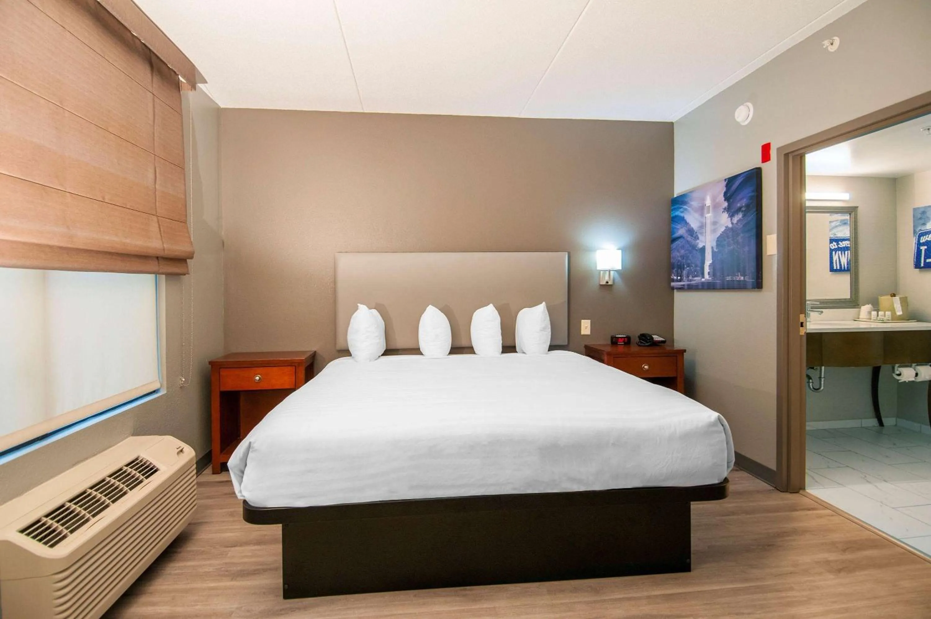 Photo of the whole room, Bed in Wingate by Wyndham Tuscaloosa