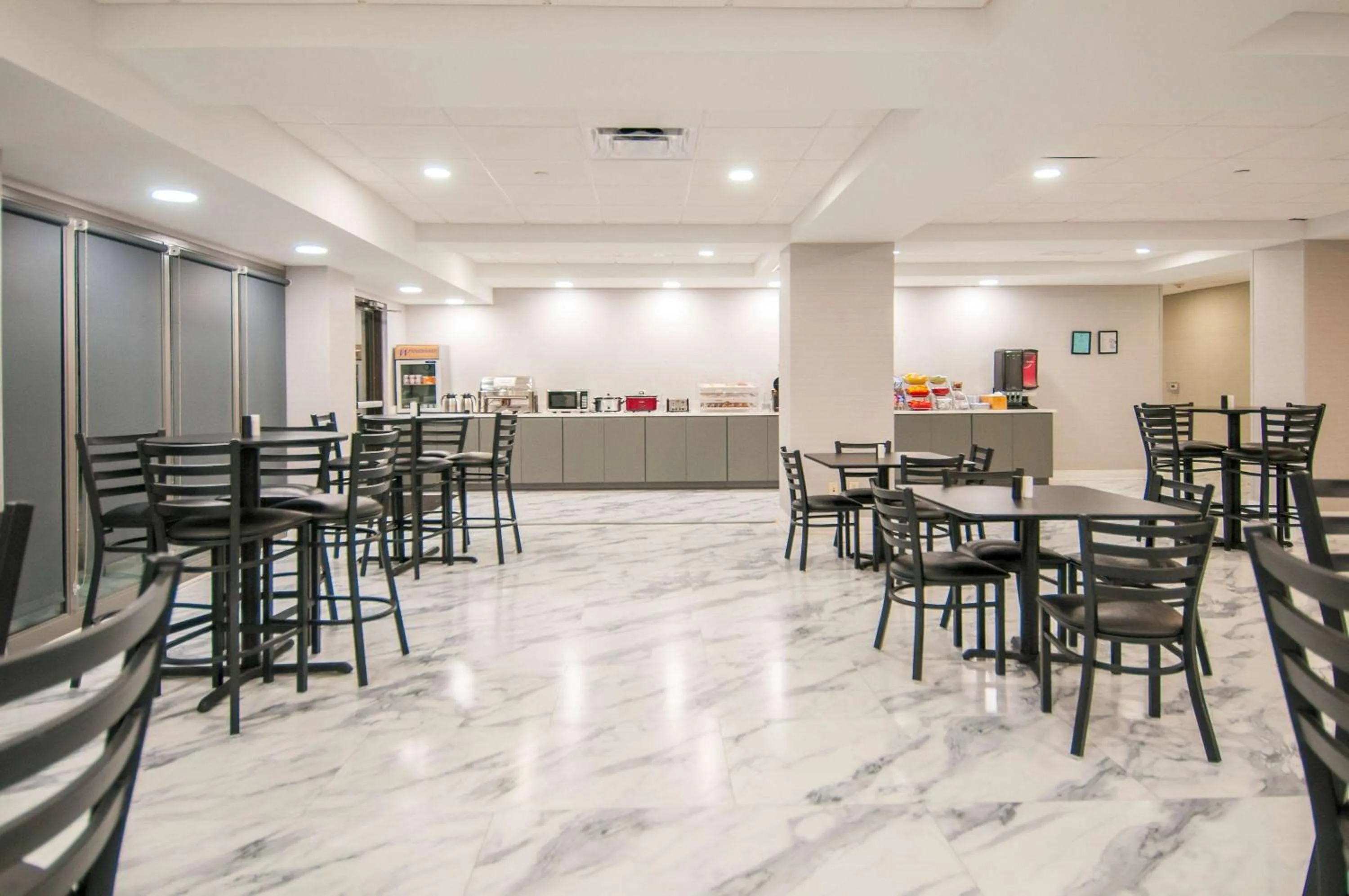 Dining area in Wingate by Wyndham Tuscaloosa