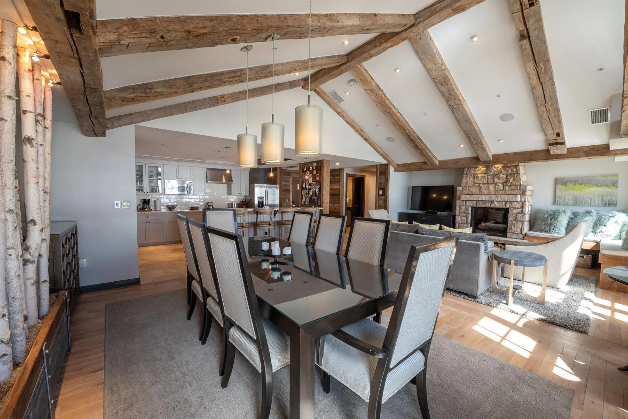 Food and drinks in The Lodge at Mountaineer Square, A Vail Resorts Property