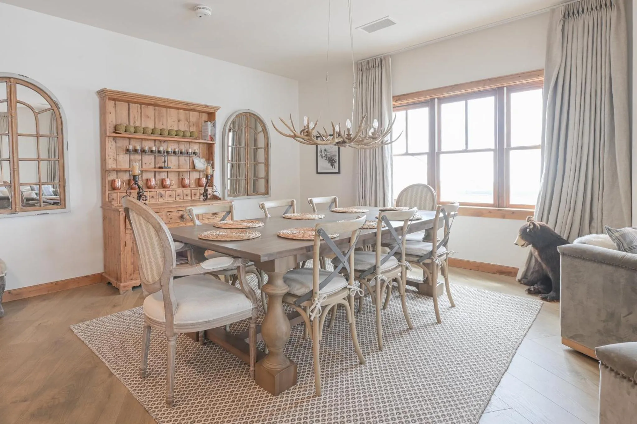 Food and drinks in The Lodge at Mountaineer Square, A Vail Resorts Property