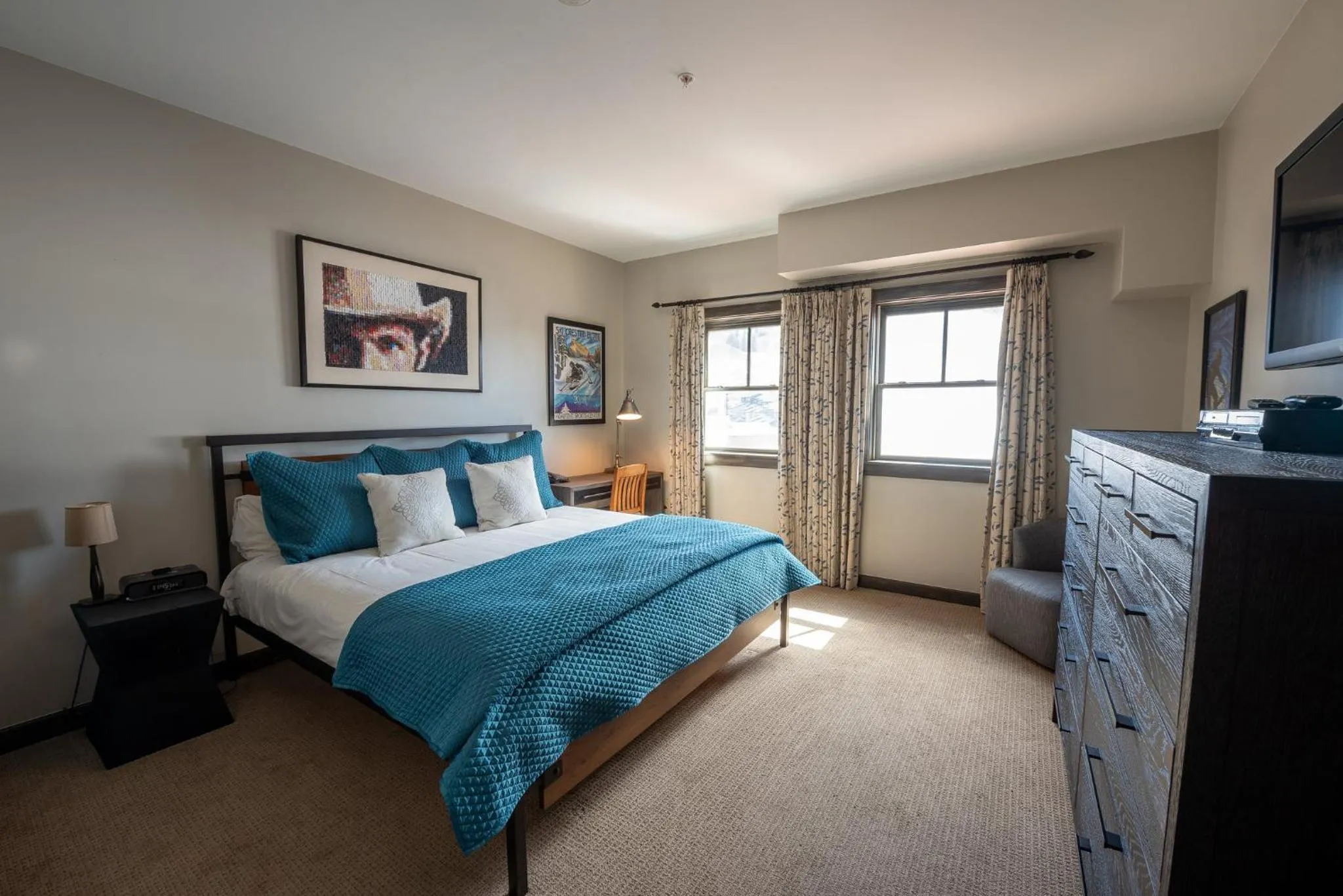 Bedroom, Bed in The Lodge at Mountaineer Square