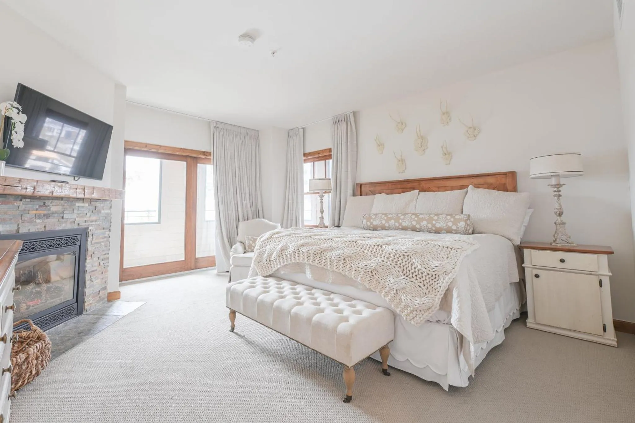 Bedroom, Bed in The Lodge at Mountaineer Square, A Vail Resorts Property