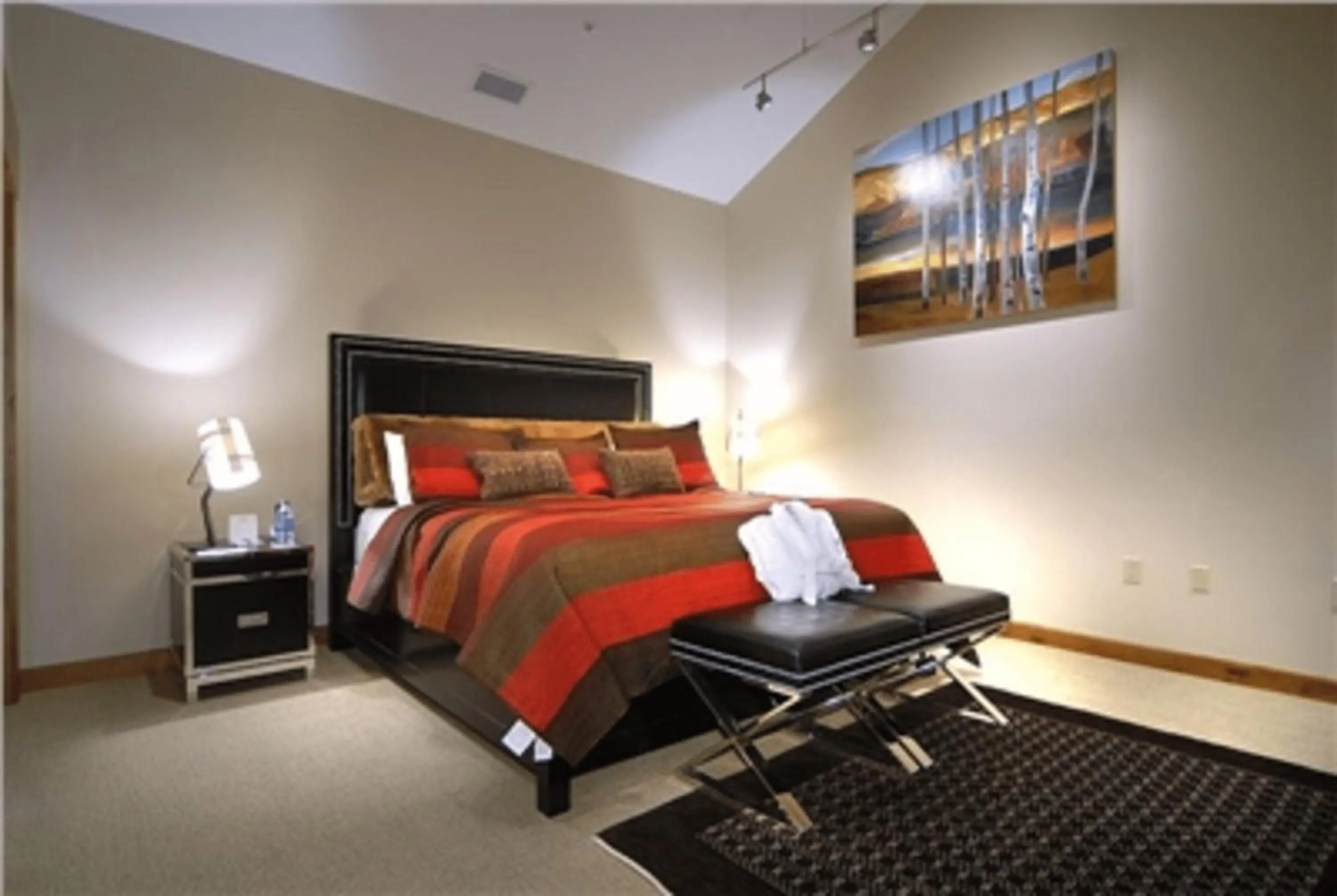 Bedroom, Bed in The Lodge at Mountaineer Square