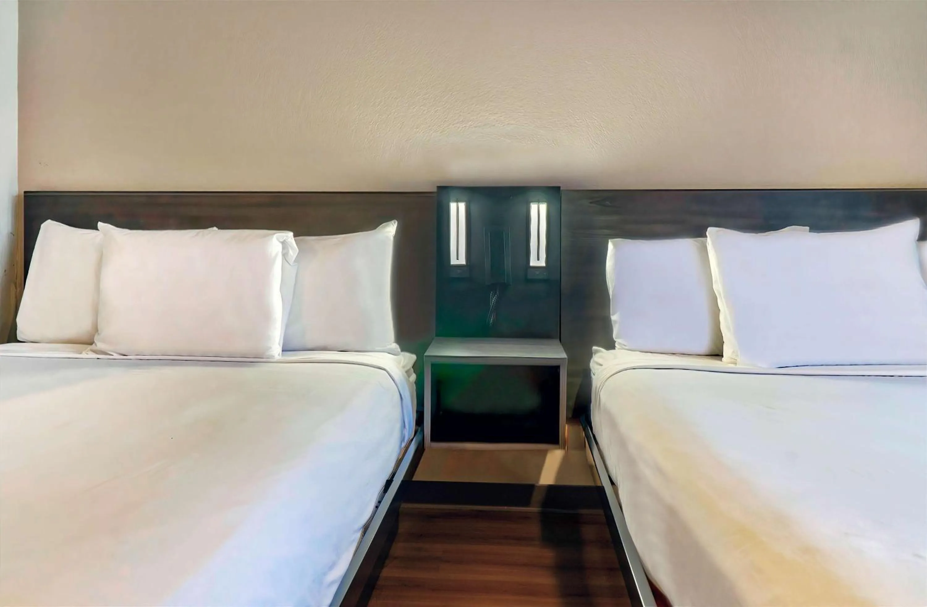 Bedroom, Bed in Motel 6-El Monte, CA - Los Angeles