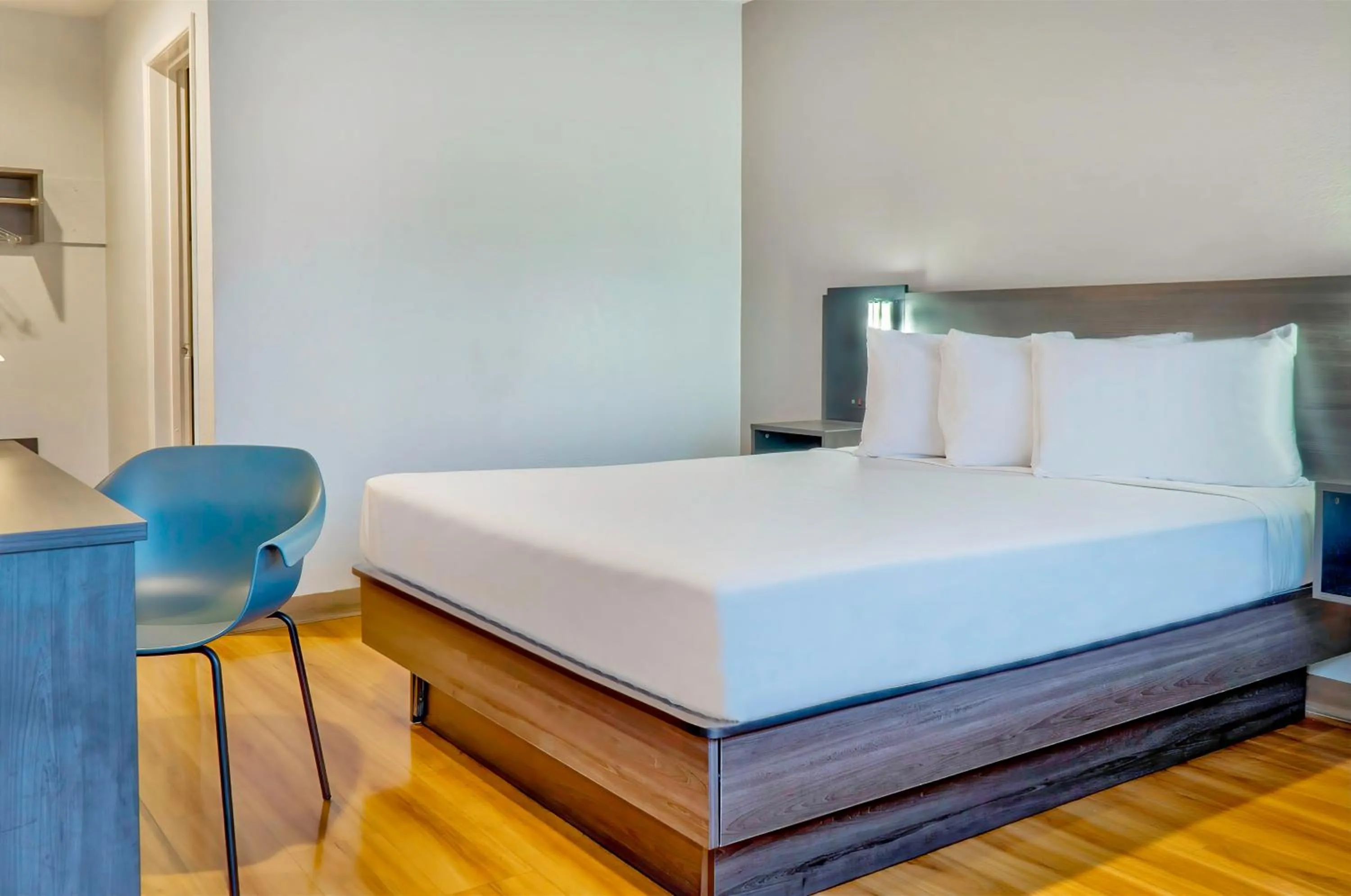 Bedroom, Bed in Motel 6-El Monte, CA - Los Angeles