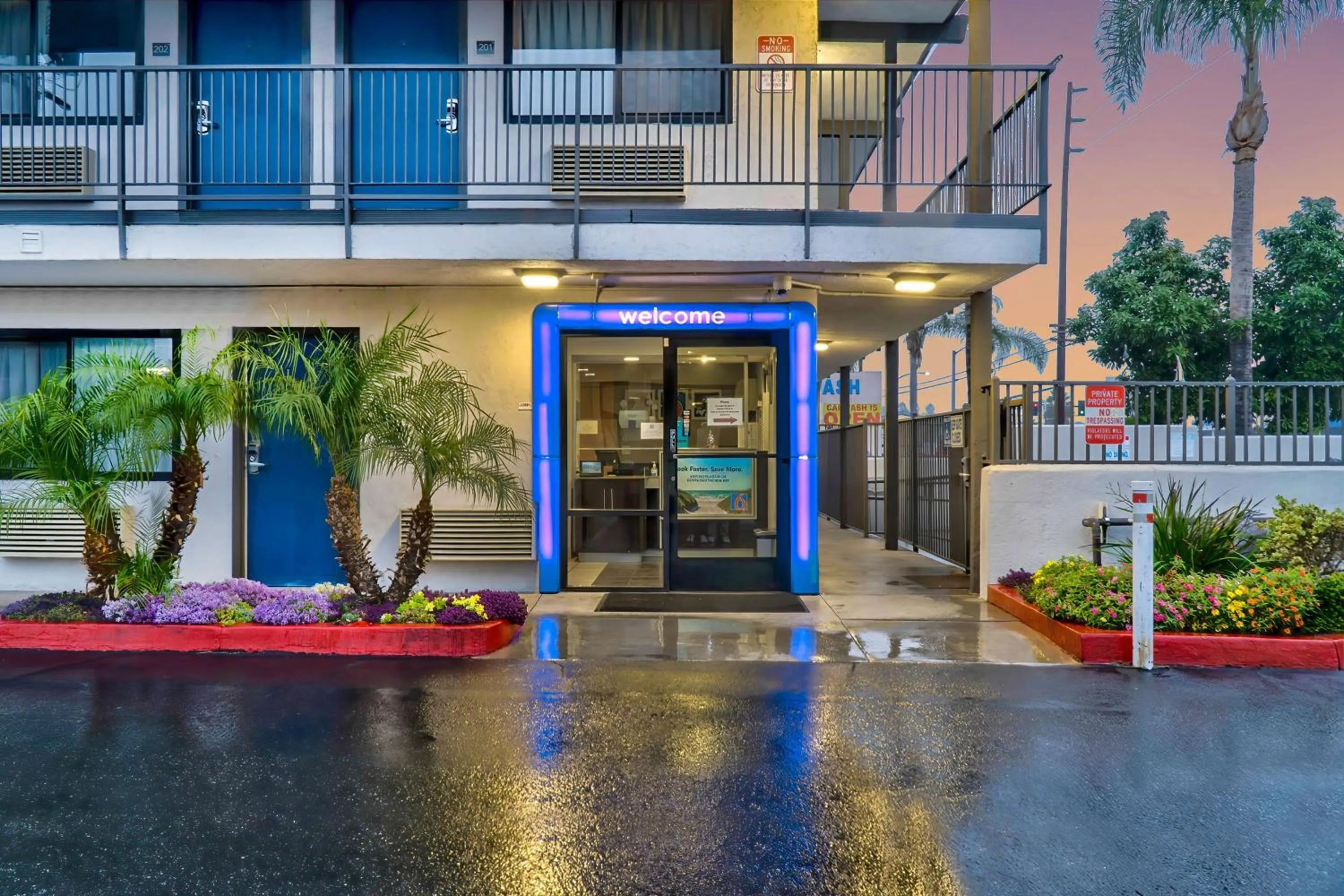 Property building in Motel 6-El Monte, CA - Los Angeles