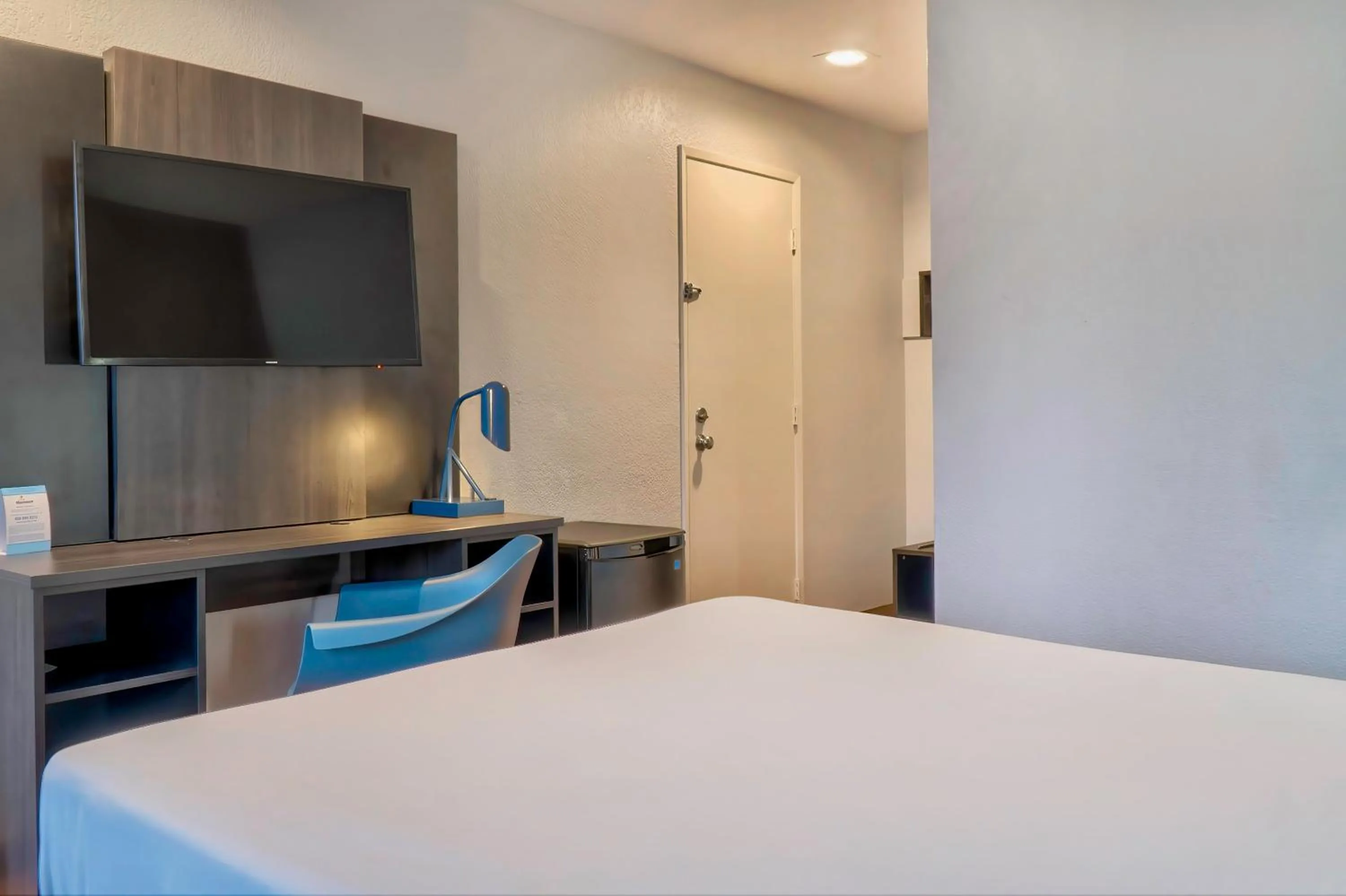 Bedroom, Bed in Motel 6-El Monte, CA - Los Angeles