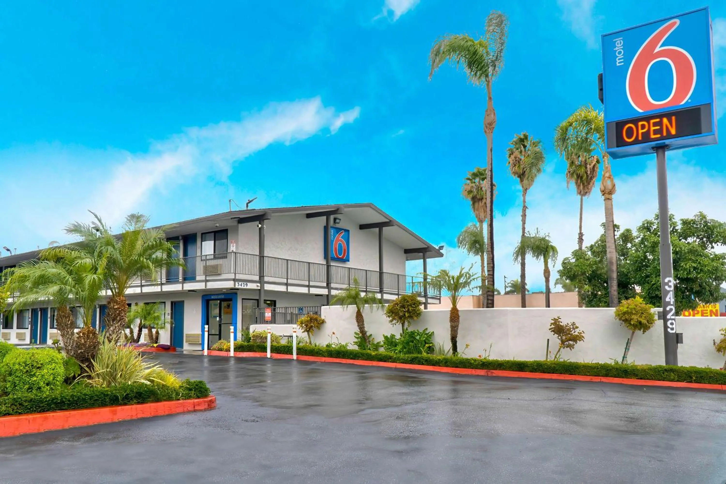Property building in Motel 6-El Monte, CA - Los Angeles