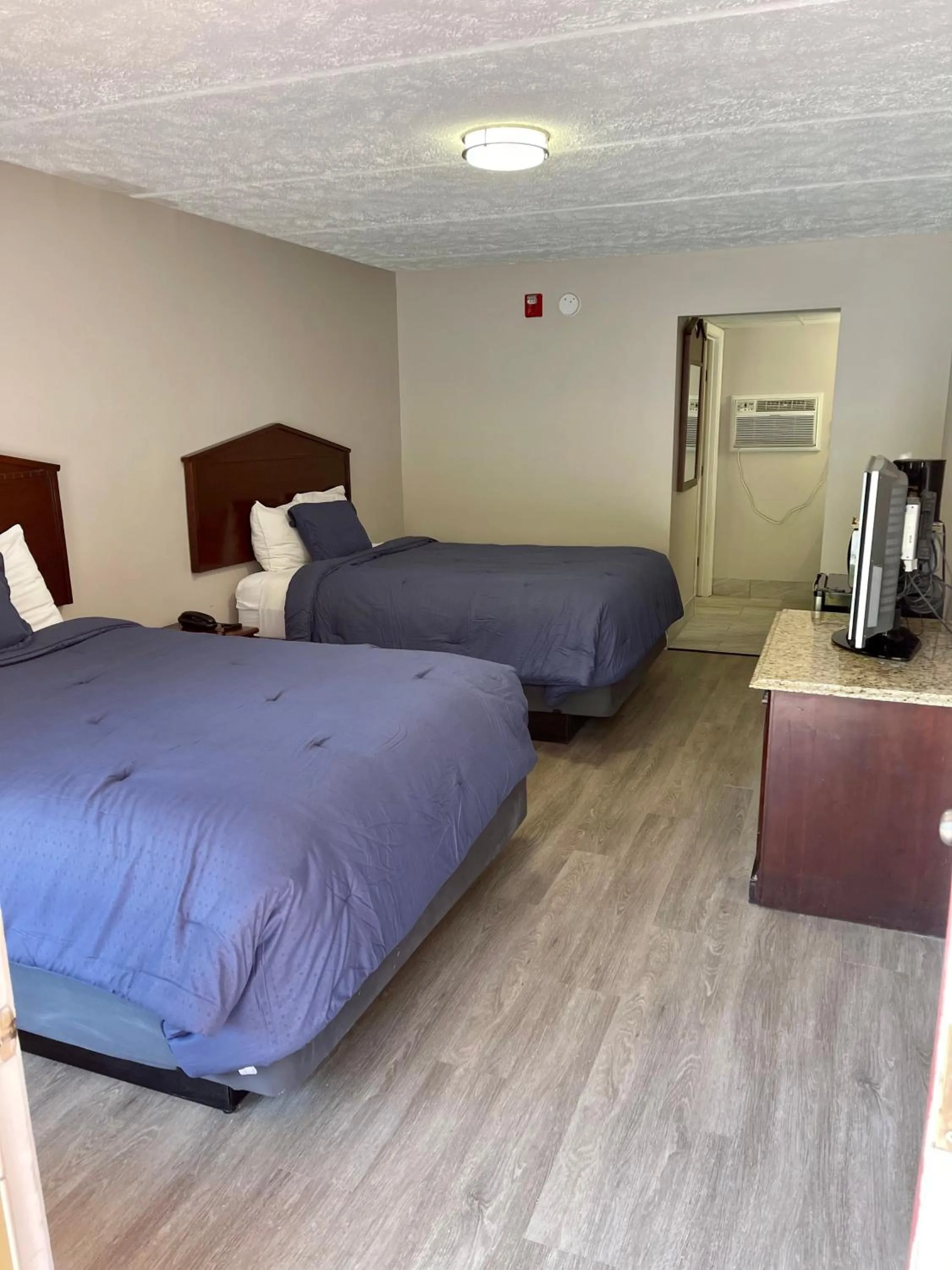 Bed in Smoky View Inn