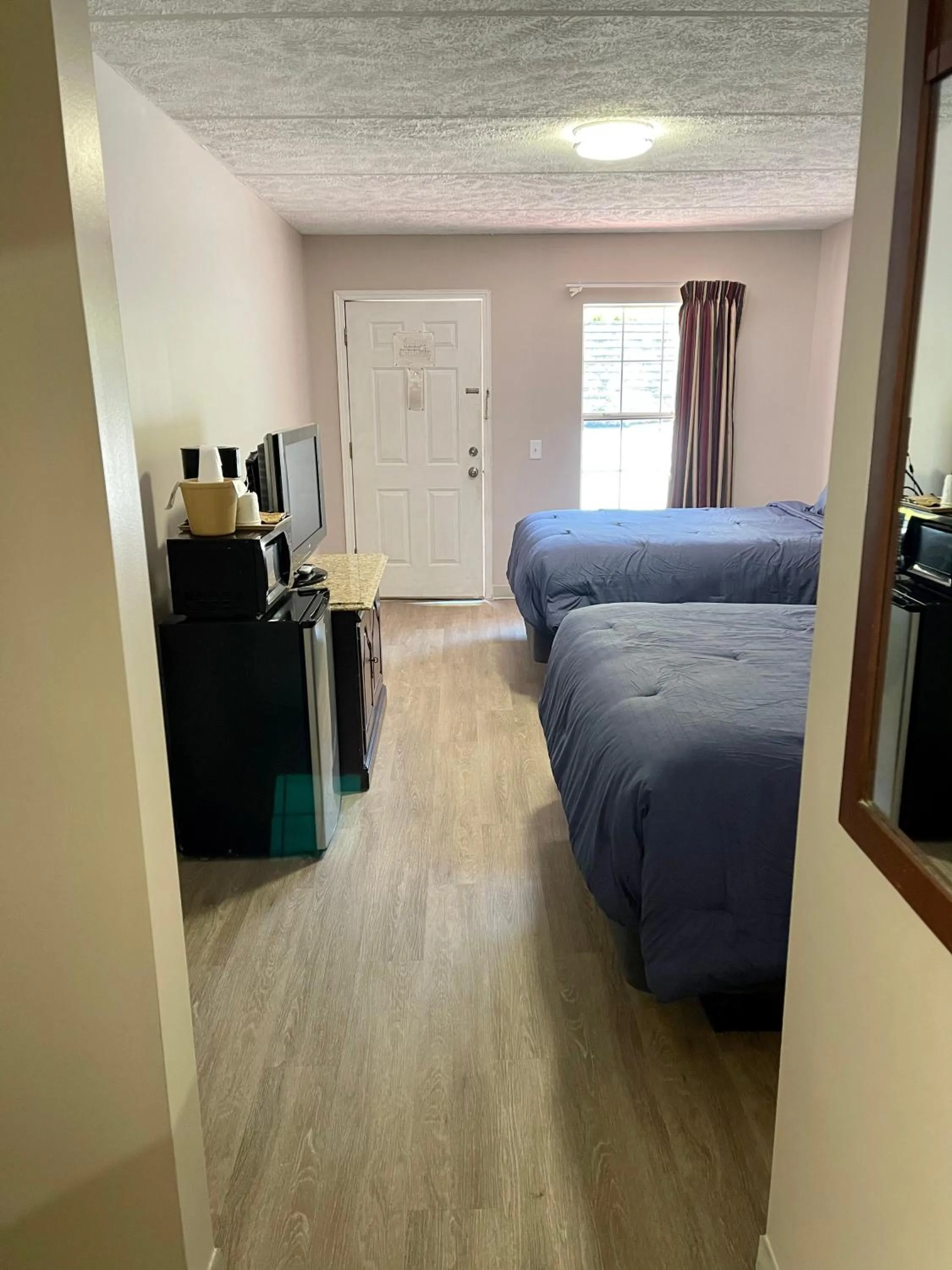 Bed in Smoky View Inn