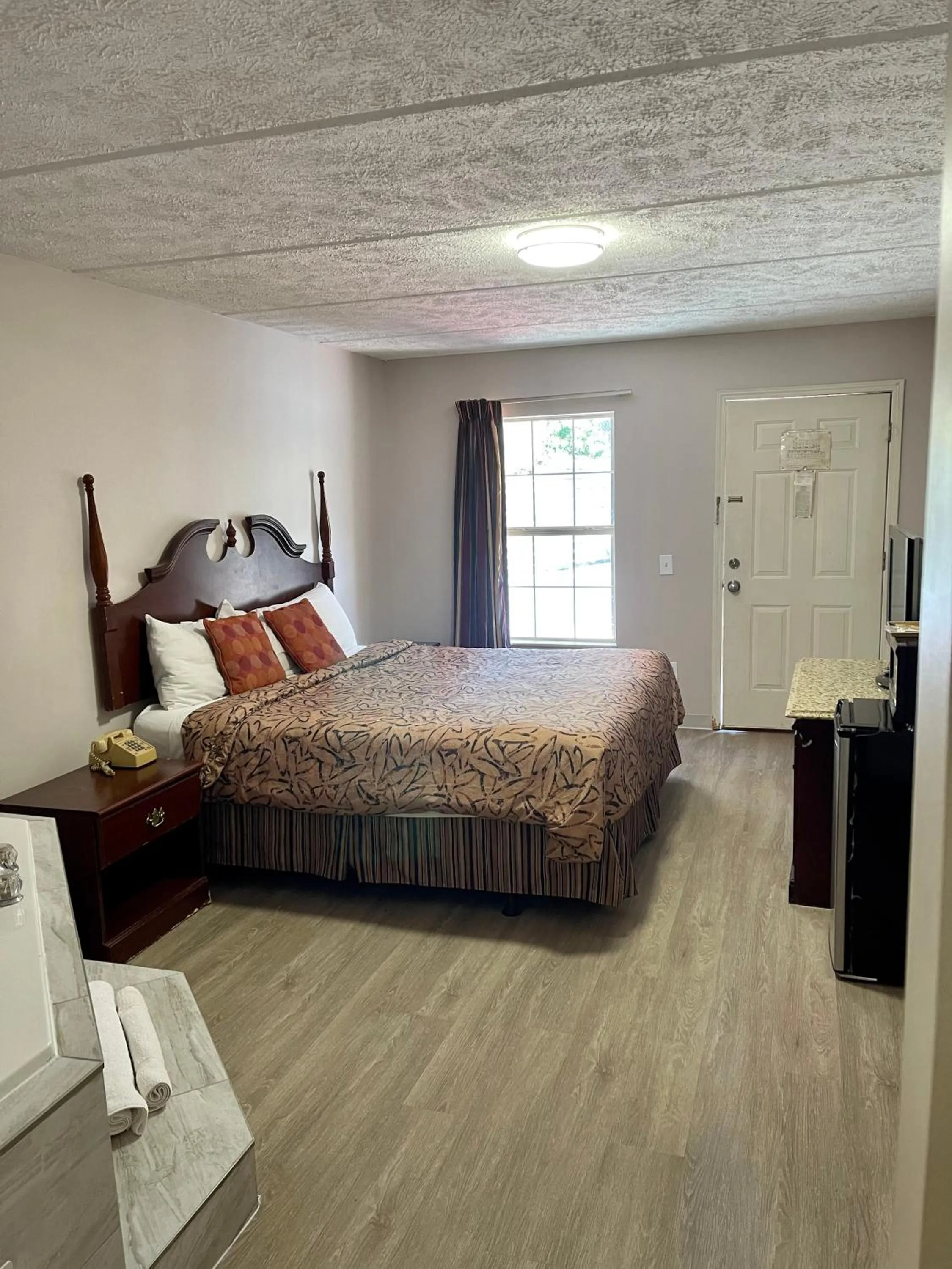 Bed in Smoky View Inn