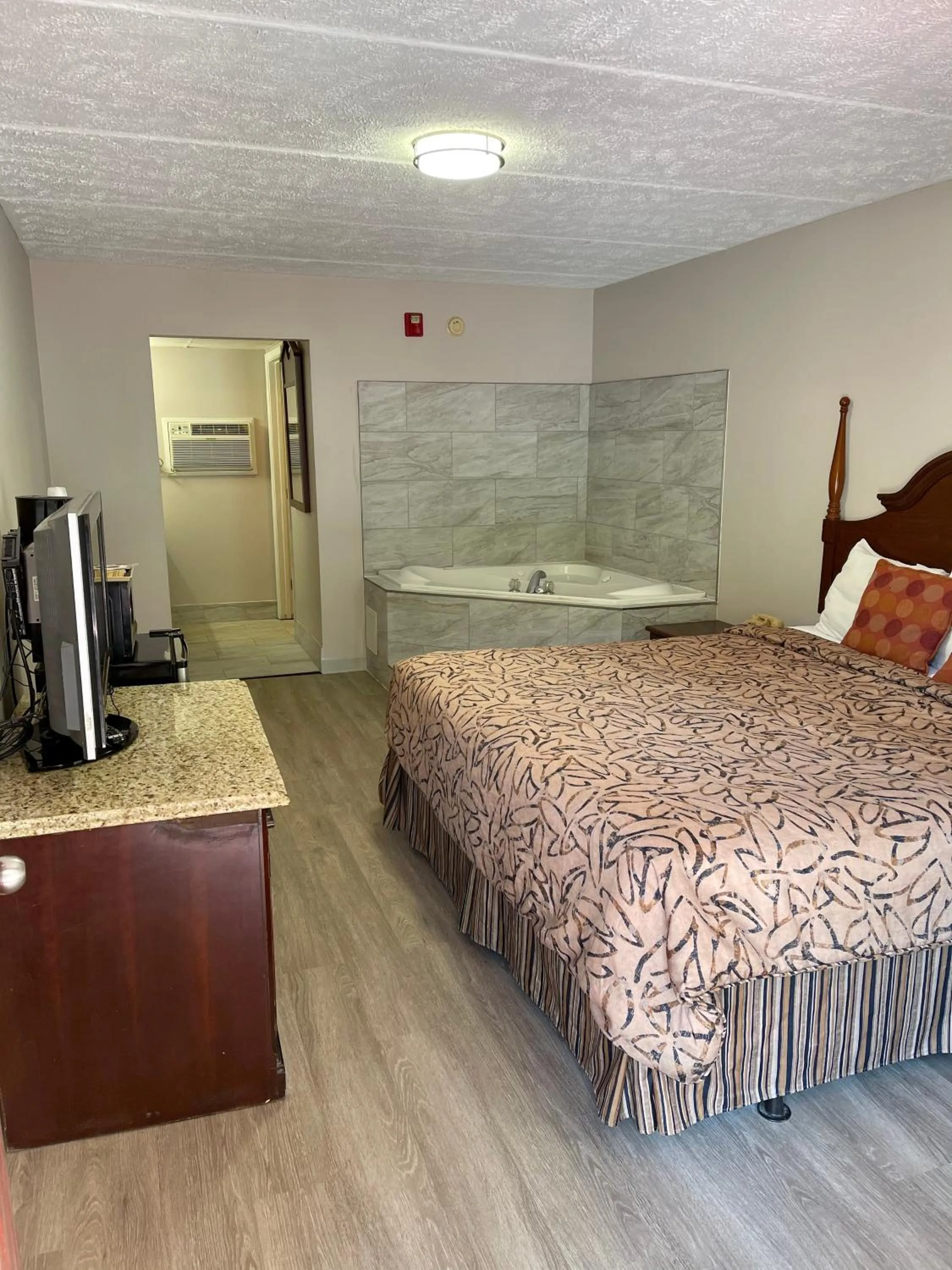 Bed in Smoky View Inn