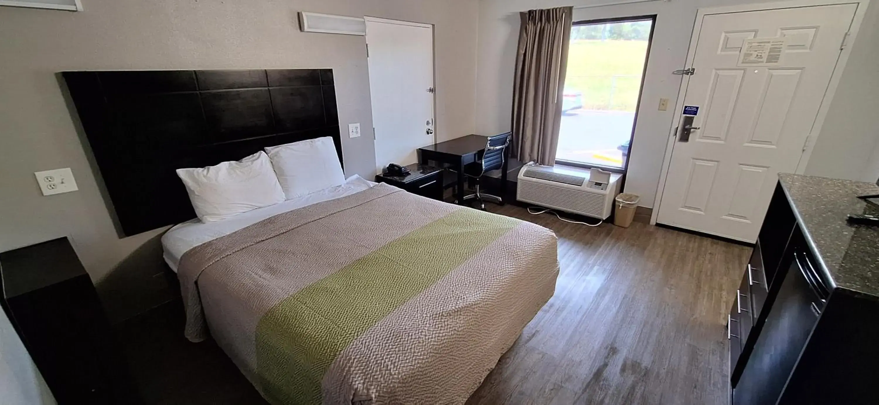 Deluxe Queen Room in Motel 6 Knoxville, Tn - East Deluxe Queen Room in Motel 6 Knoxville, Tn - East