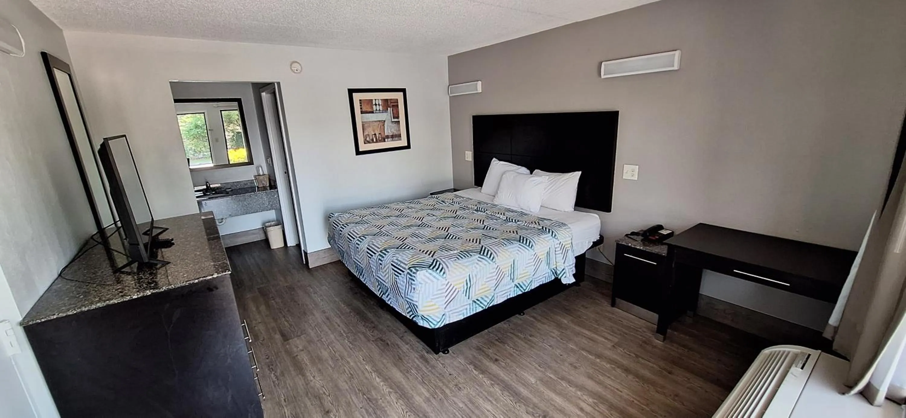 Photo of the whole room, Bed in Motel 6 Knoxville, Tn - East