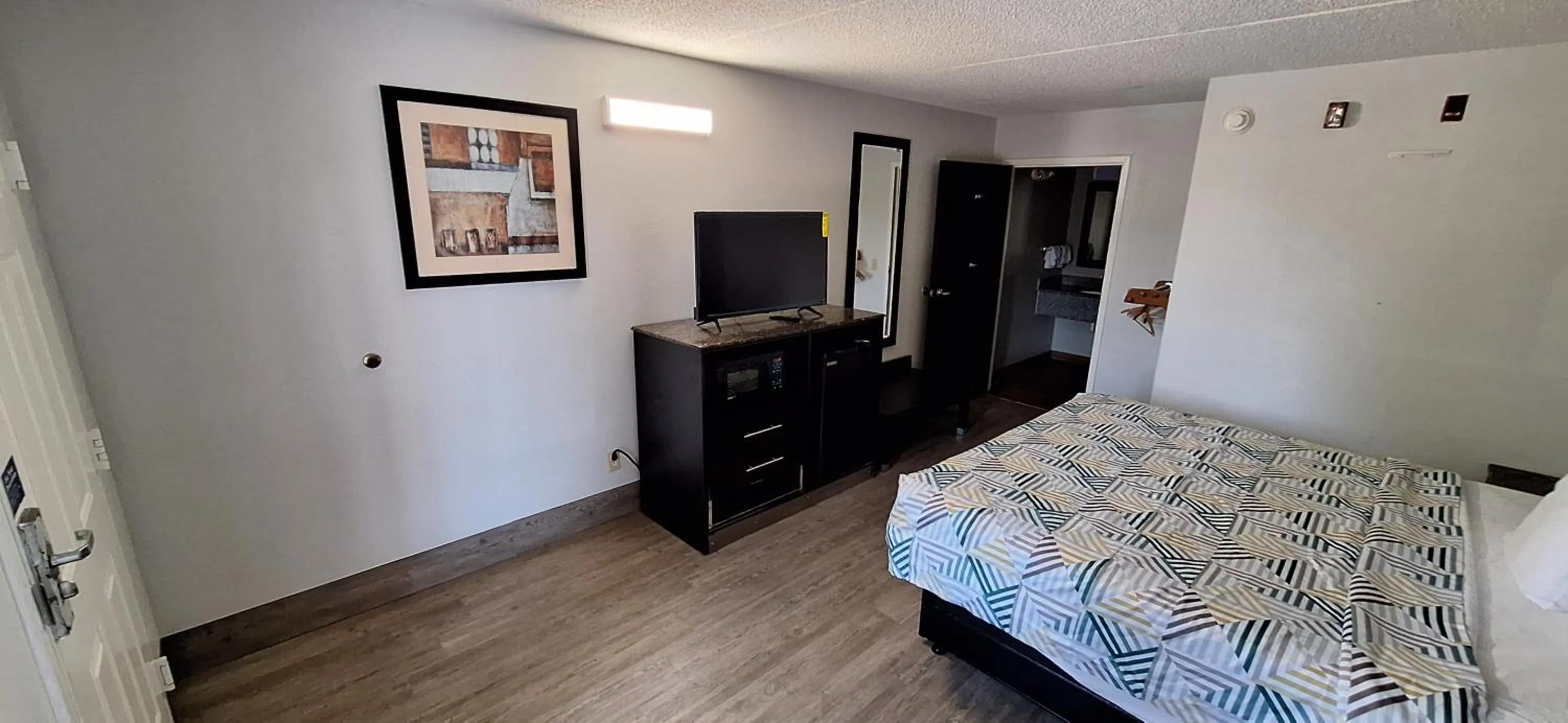 TV and multimedia, Bed in Motel 6 Knoxville, Tn - East